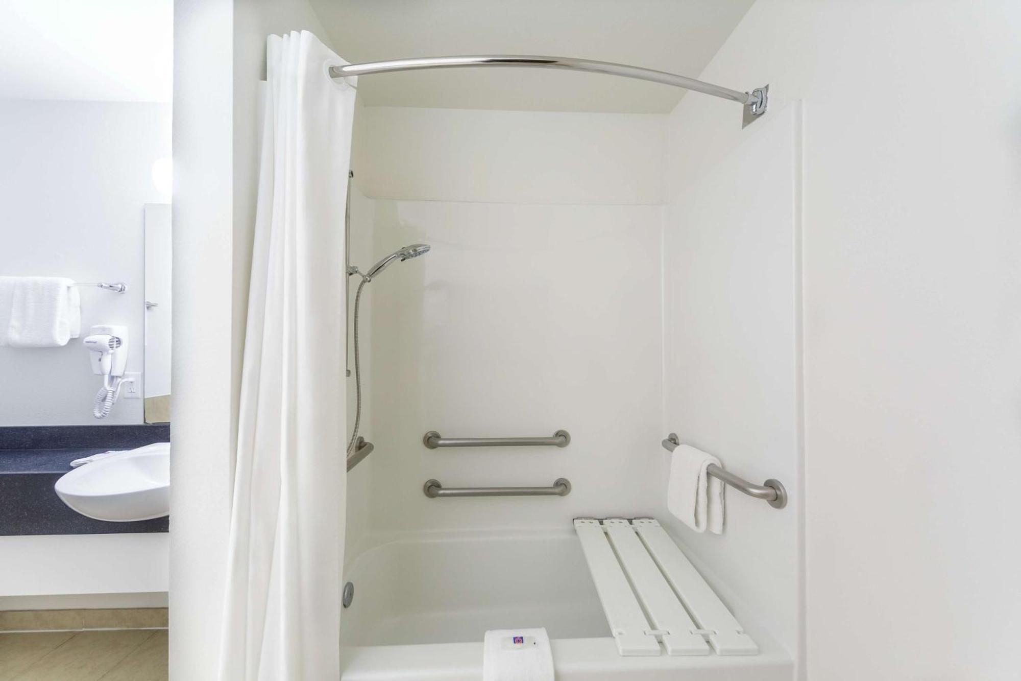 Queen Room - Disability Access - Roll in Shower,1608796989:JPEG