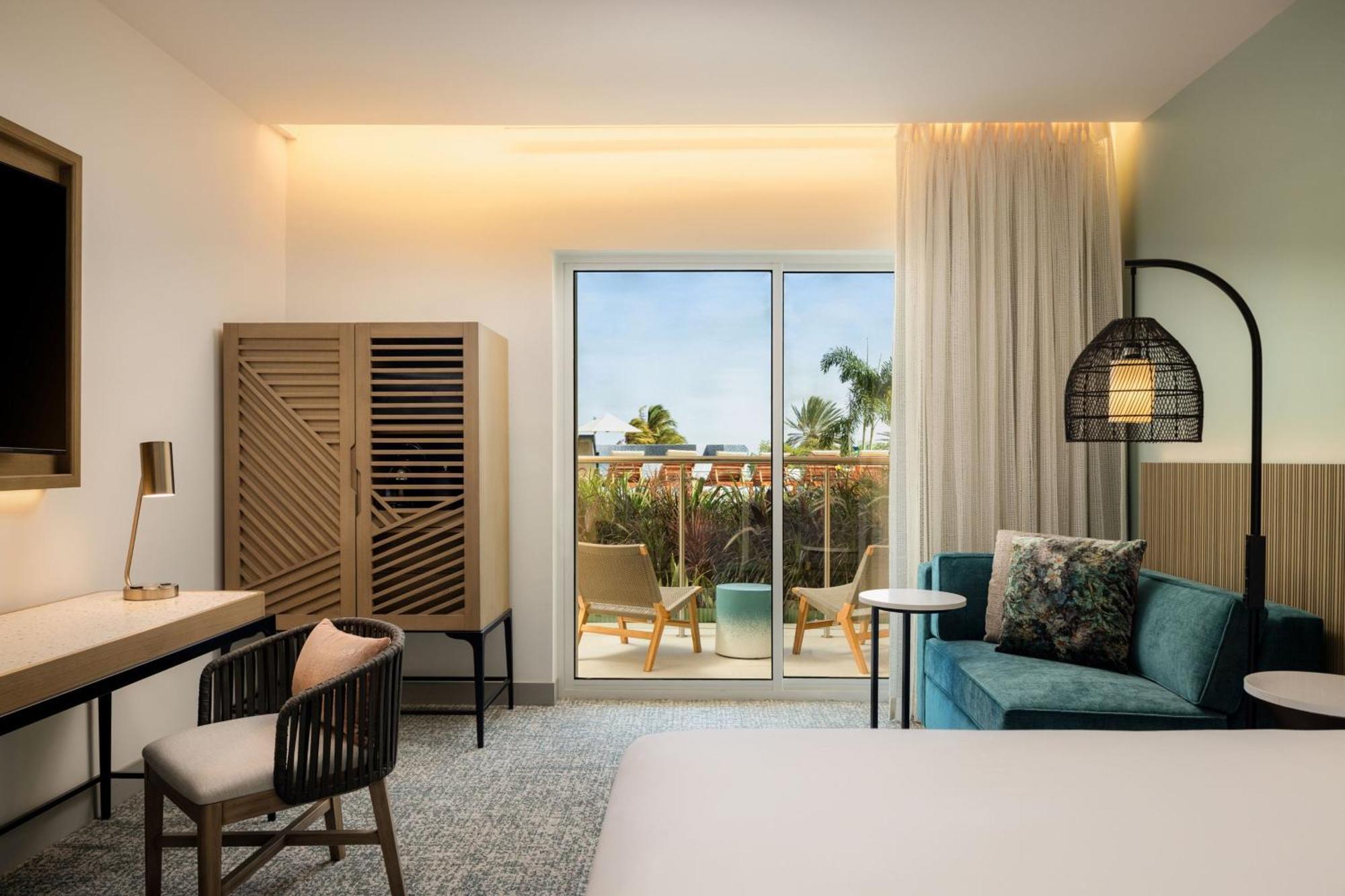 Kamer aan het Zwembad met Kingsize Bed en Slaapbank