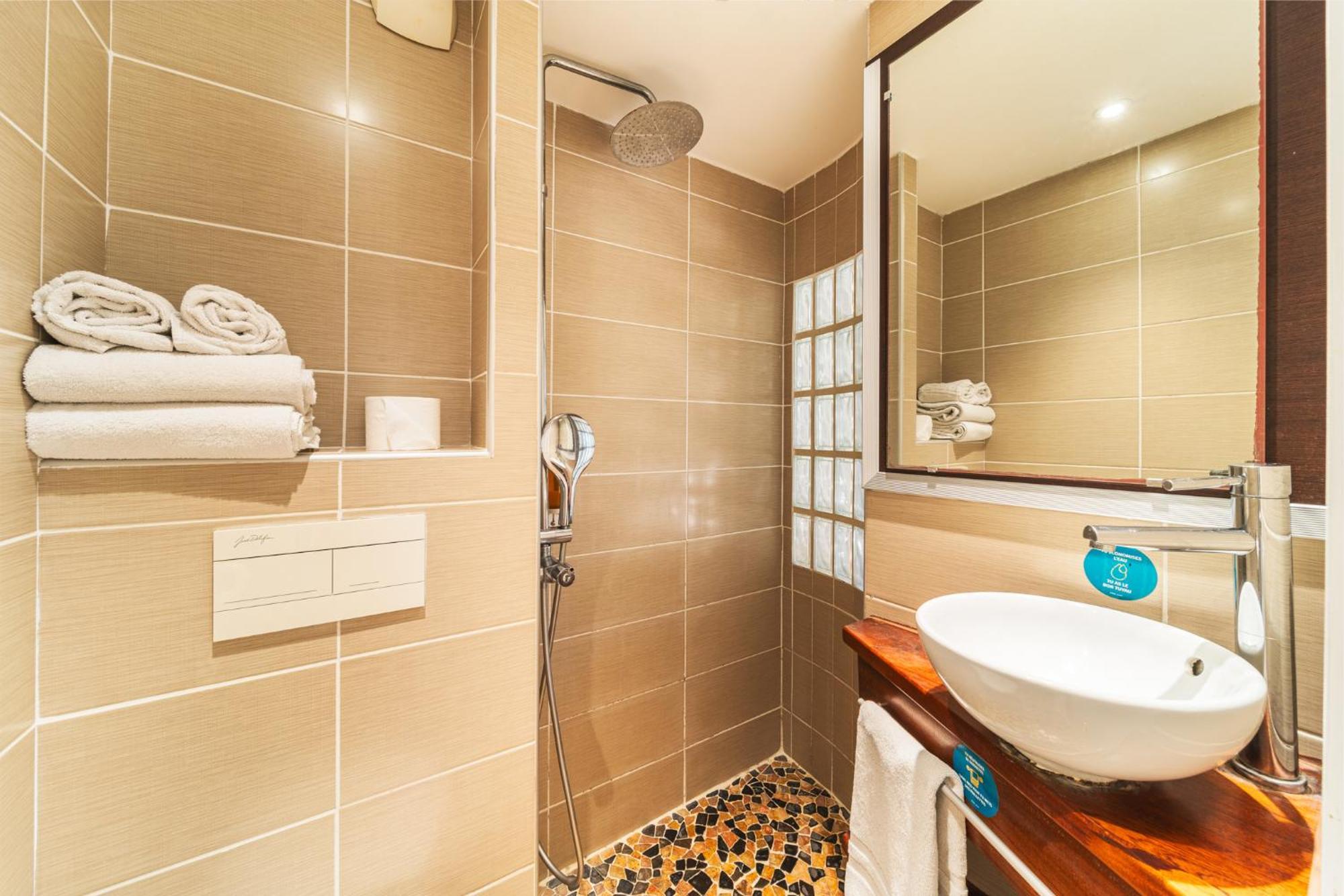 Chambre Lit Queen-Size - Vue sur Piscine
