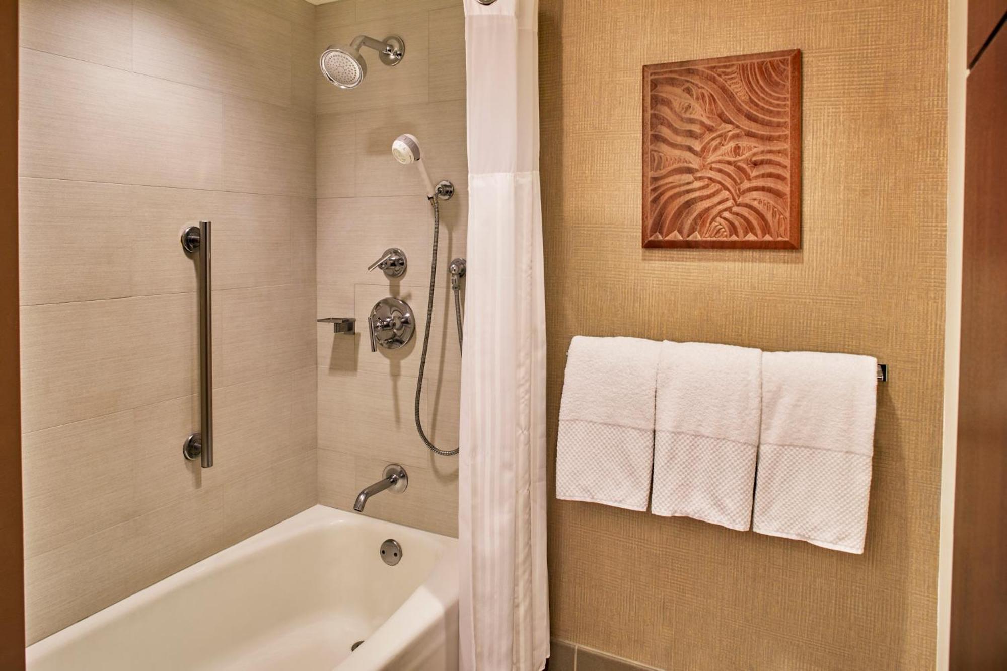 Ali'i Tower Resort View King Bed