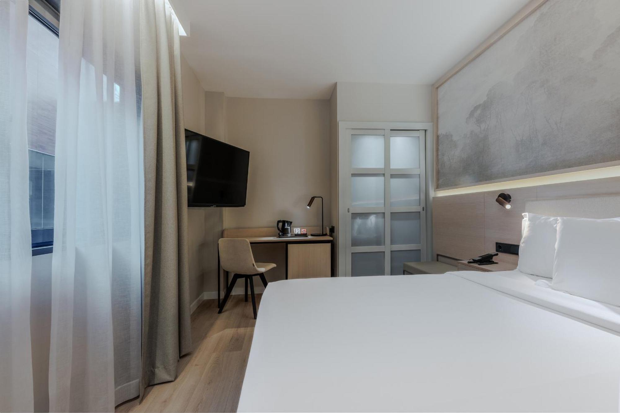 Comfort Double Room Interior,1618277888:JPEG