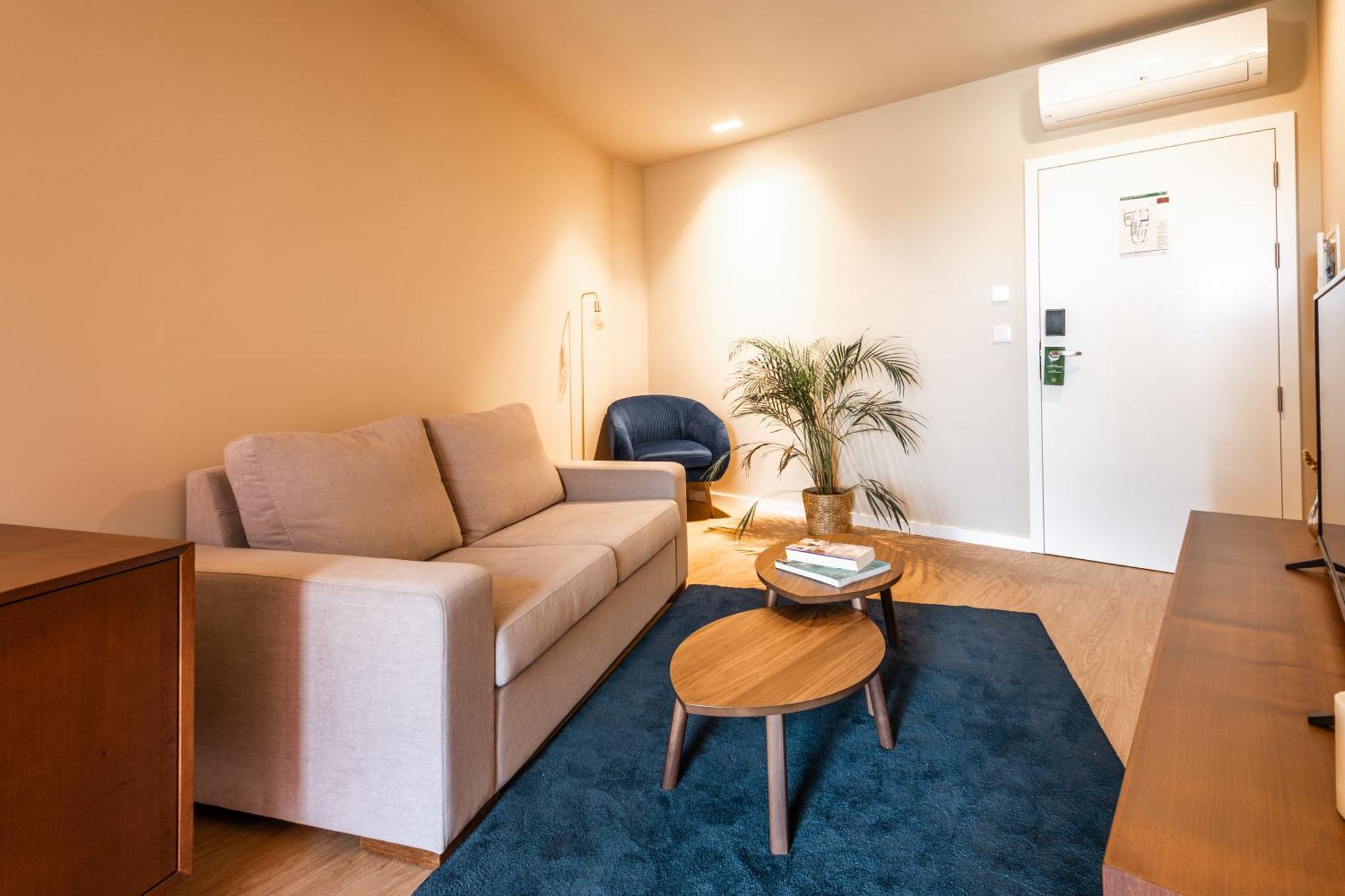 Suite with Lake View,1618378878:JPEG