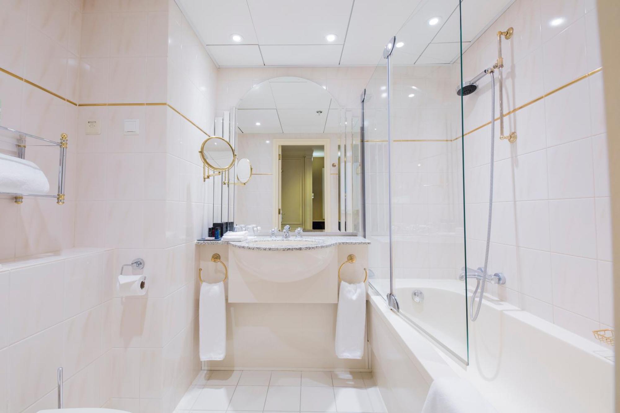 Charming Large Landzijde