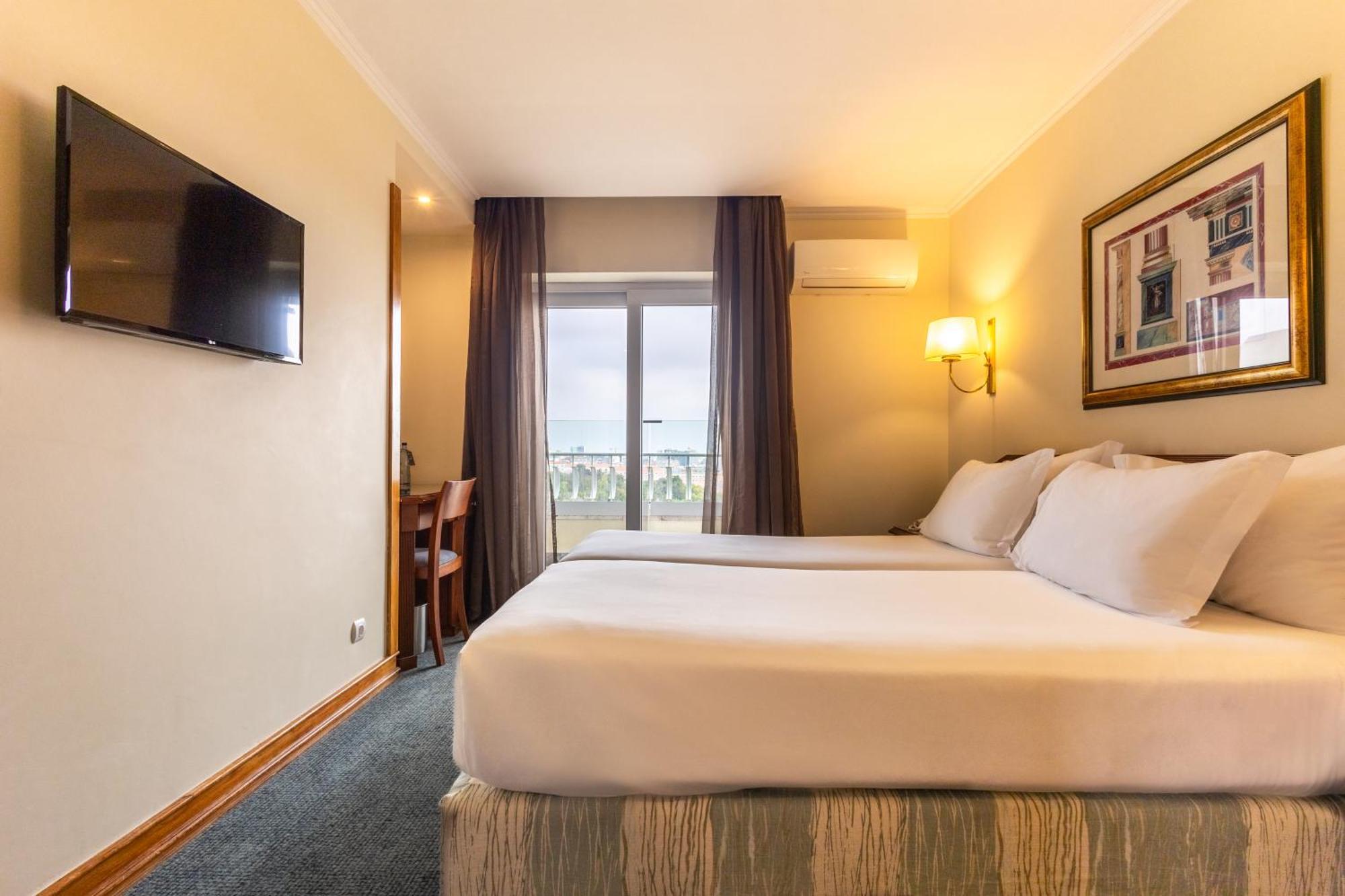 Quarto com Cama de Casal ou 2 de Solteiro e Varanda