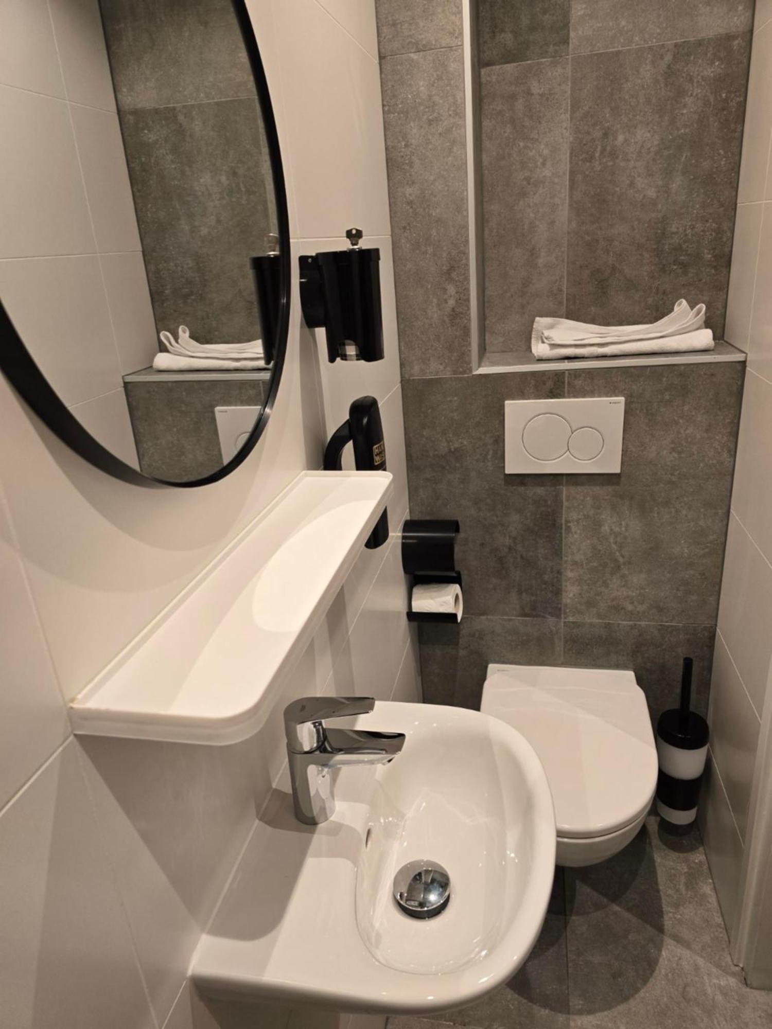 Hébergement Triple avec Salle de Bains Privative - Vue sur Canal