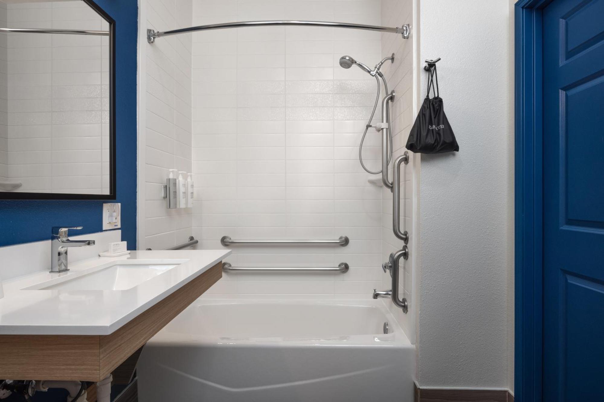 King Room Bath Tub Mobility or Hearing Access