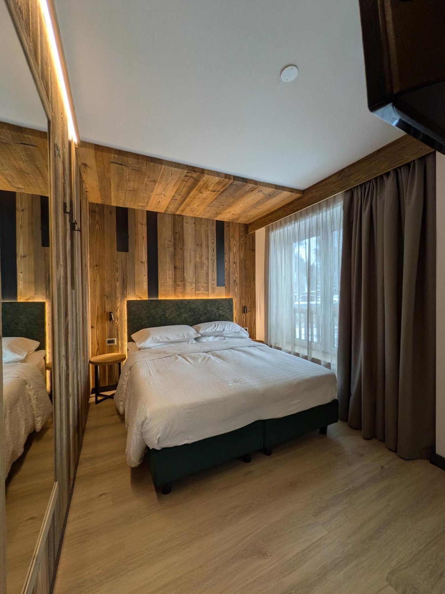 Deluxe Double Room with Balcony,1629891435:JPEG