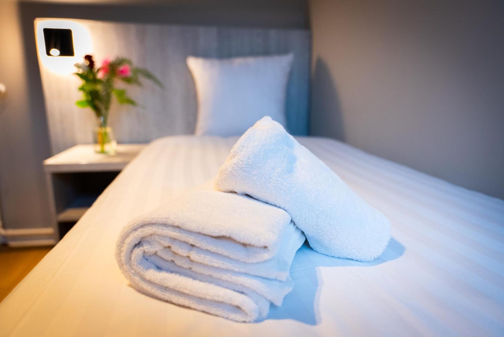 Chambre Simple avec Toilettes et Douche Communes