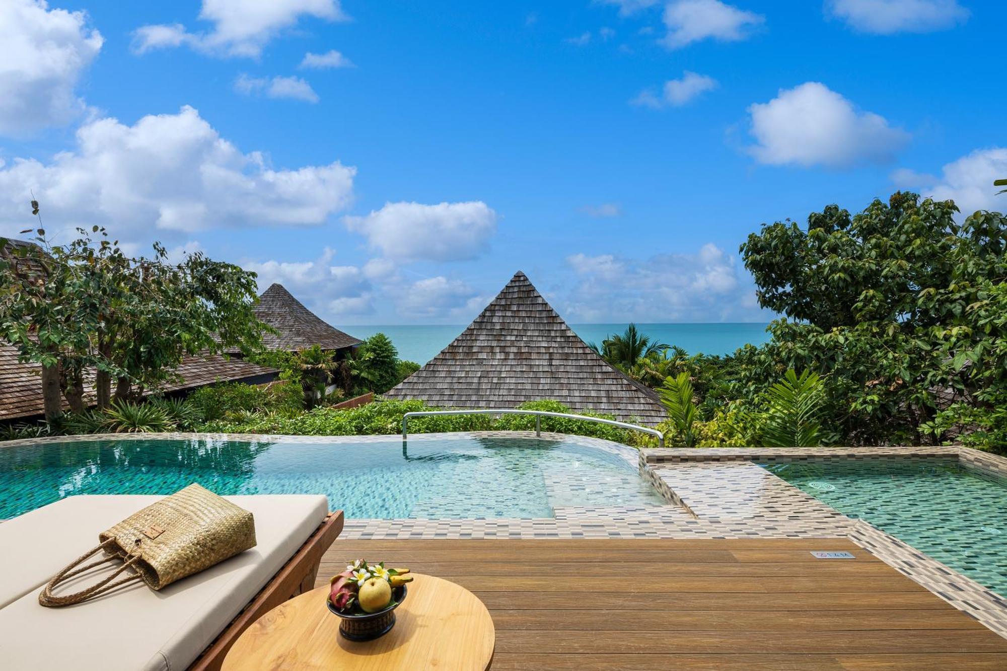 Poolvilla mit seitlichem Meerblick