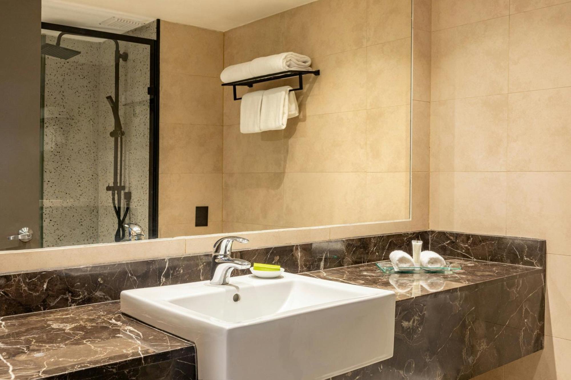 Deluxe Guest room, 2 Queen,  City view