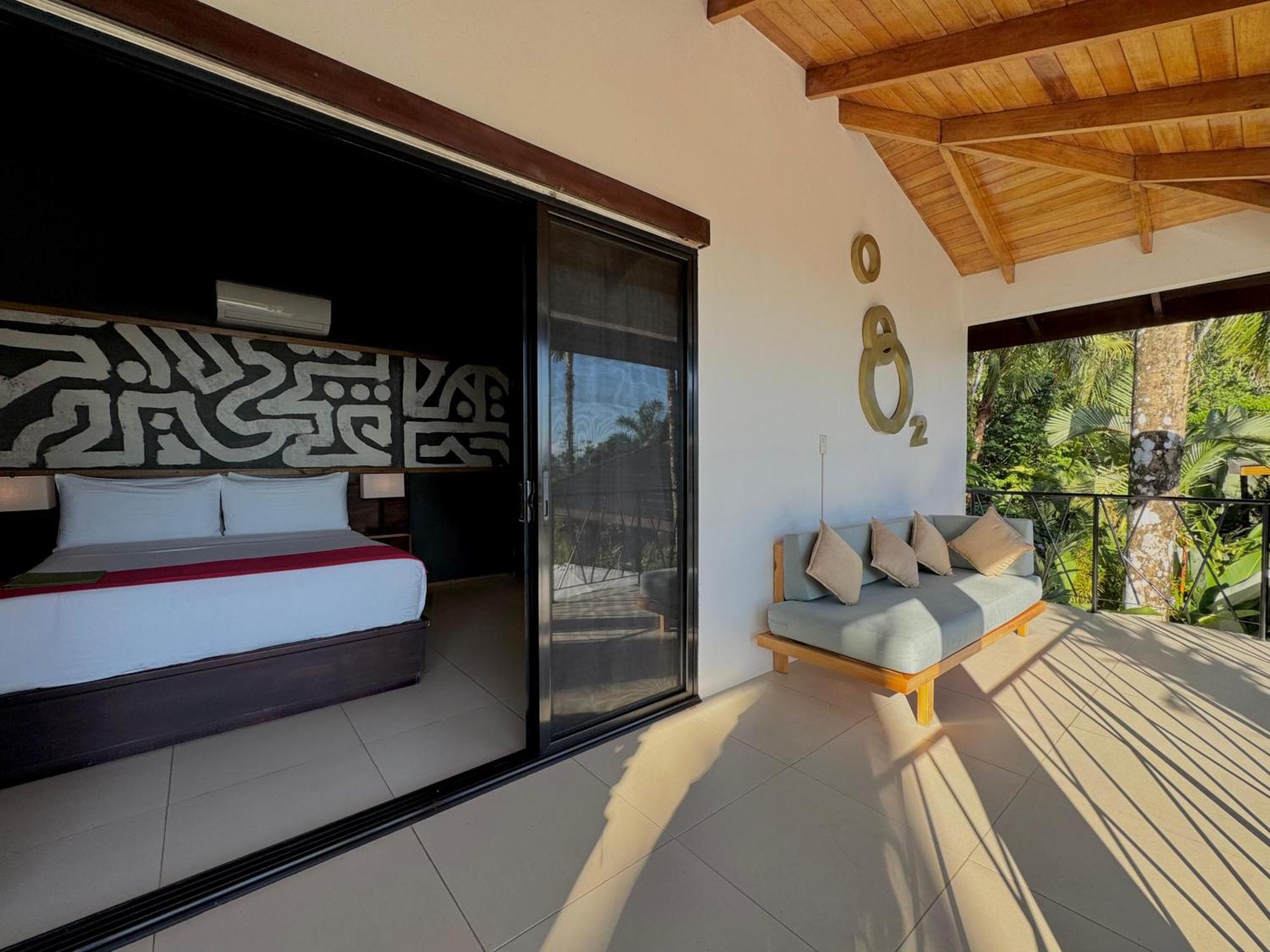 Habitación con cama grande y vistas al mar