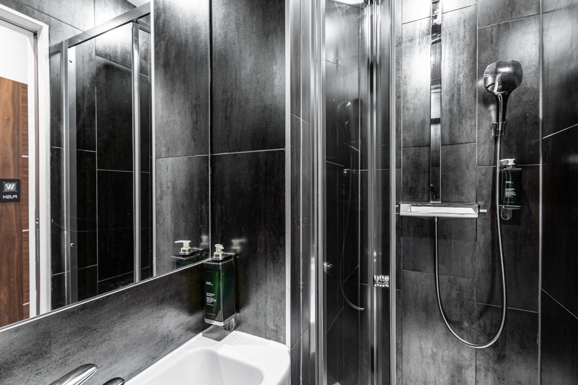 Triple Room Private Bathroom,1646343201:JPEG
