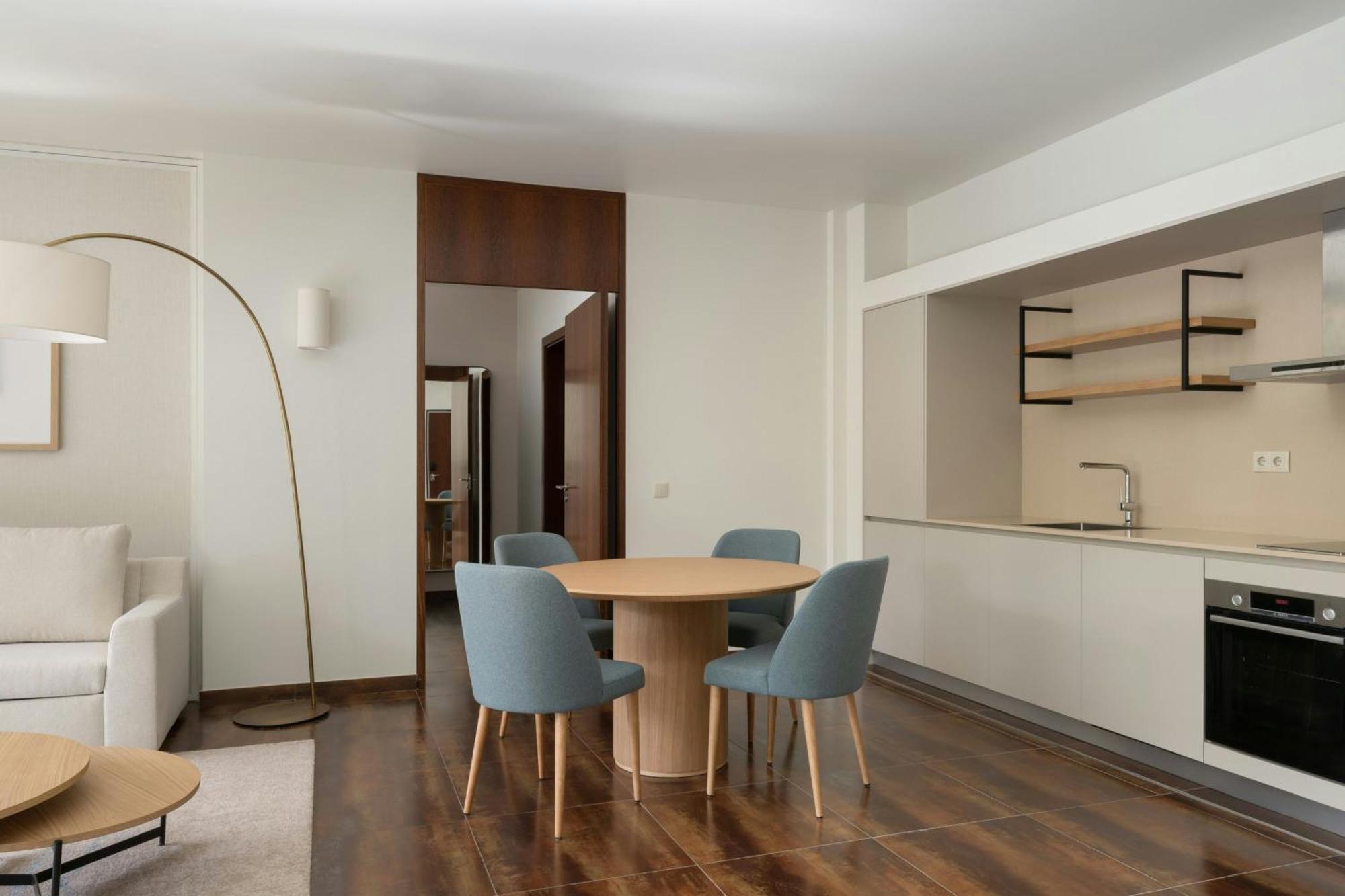 Suite met 1 slaapkamer, een kingsize bed, een balkon en uitzicht op het zwembad