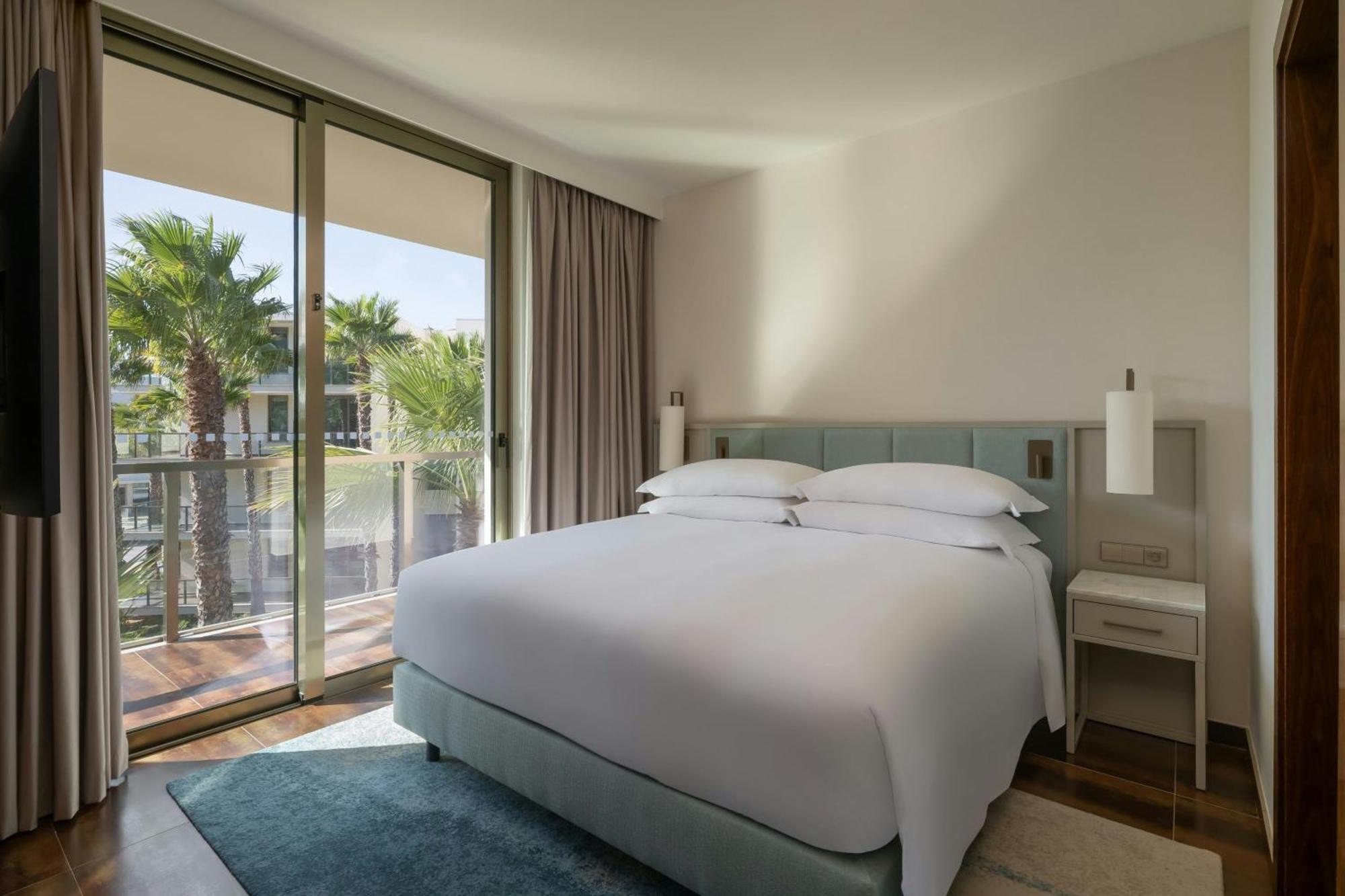 Suite met 3 Slaapkamers met Balkon en Uitzicht op Zwembad
