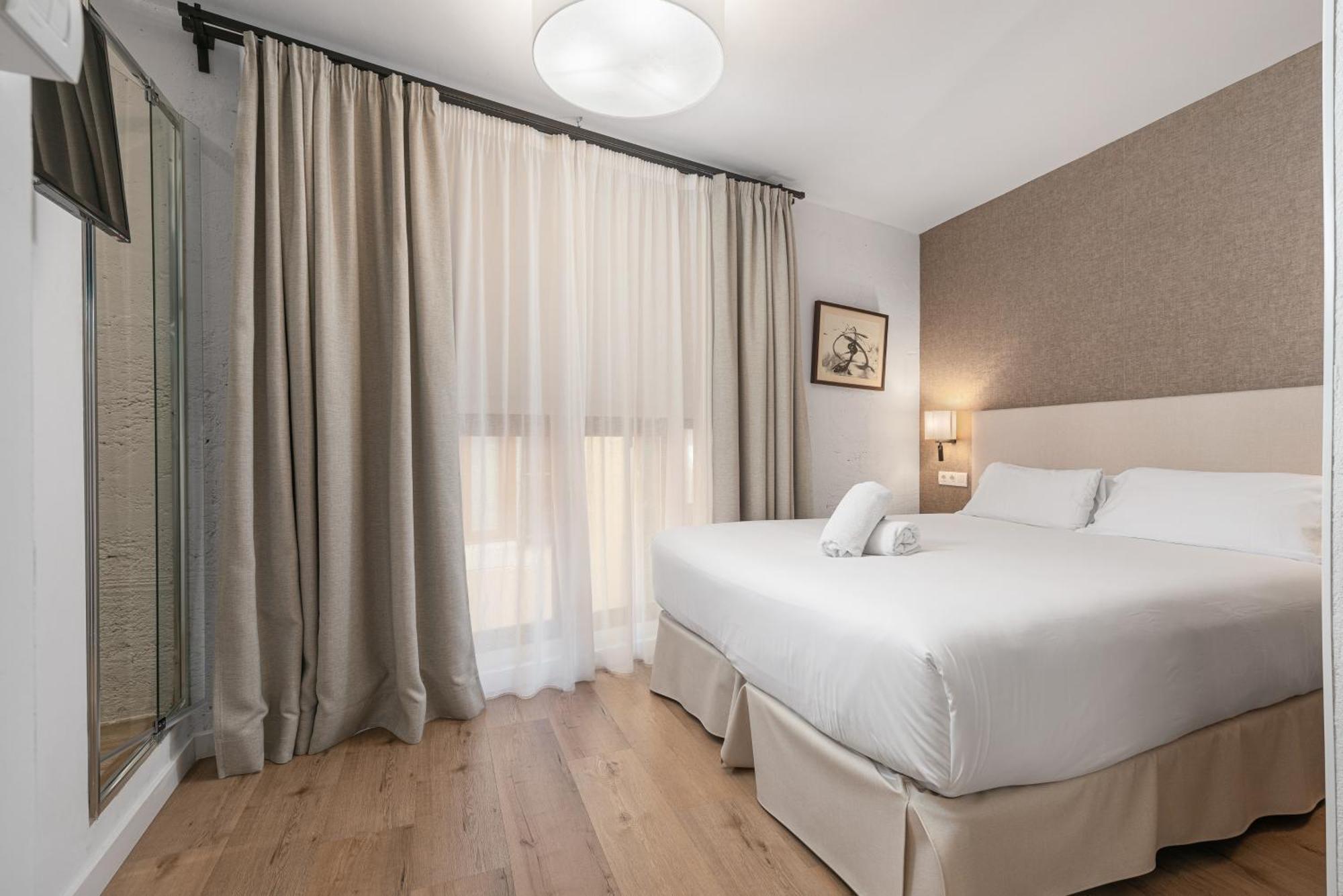 Petite Double Room,1647721649:JPEG