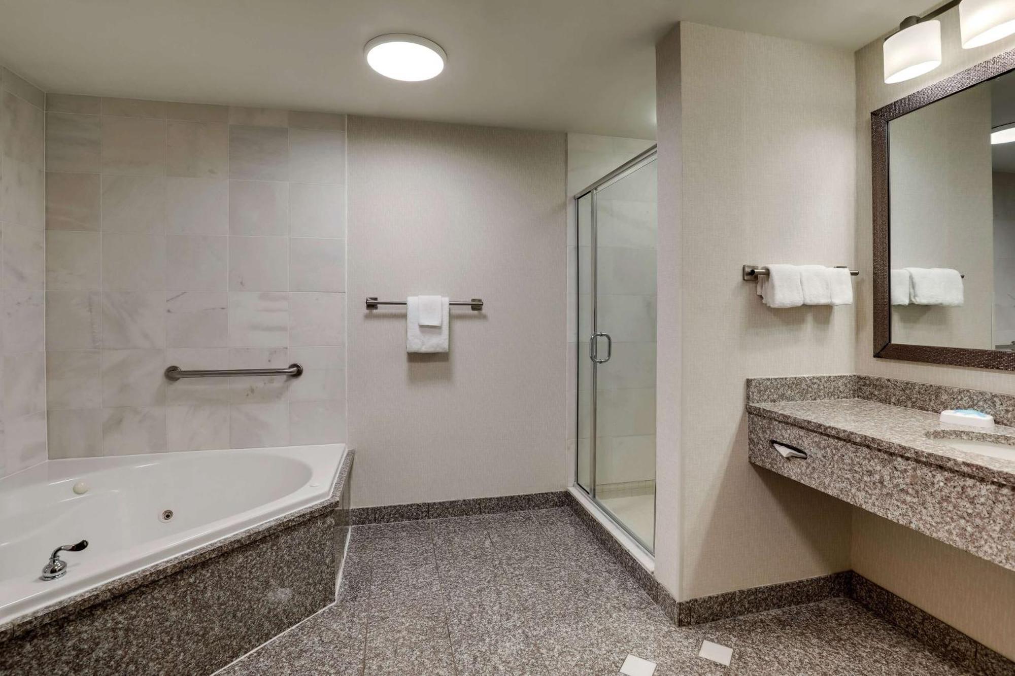 Deluxe King Room with Spa Bath,1651746444:JPEG