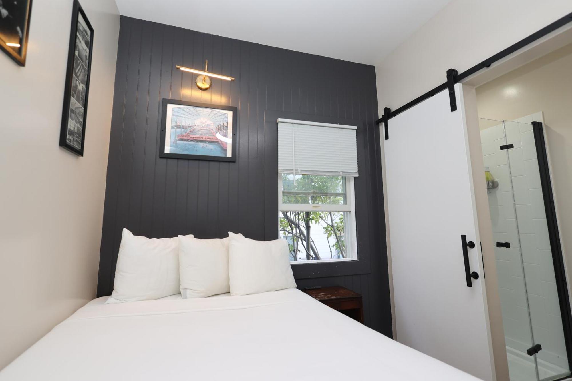 Queen Room with Private Bathroom,1654250777:JPEG