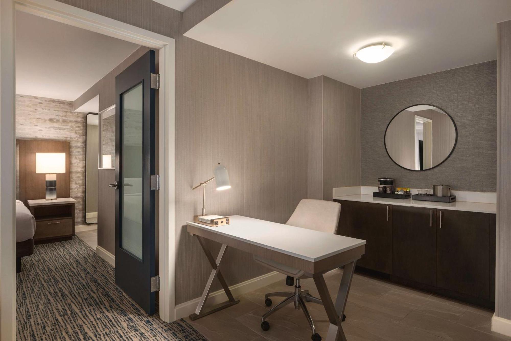 KING ONE BEDROOM SUITE,1657161955:JPEG