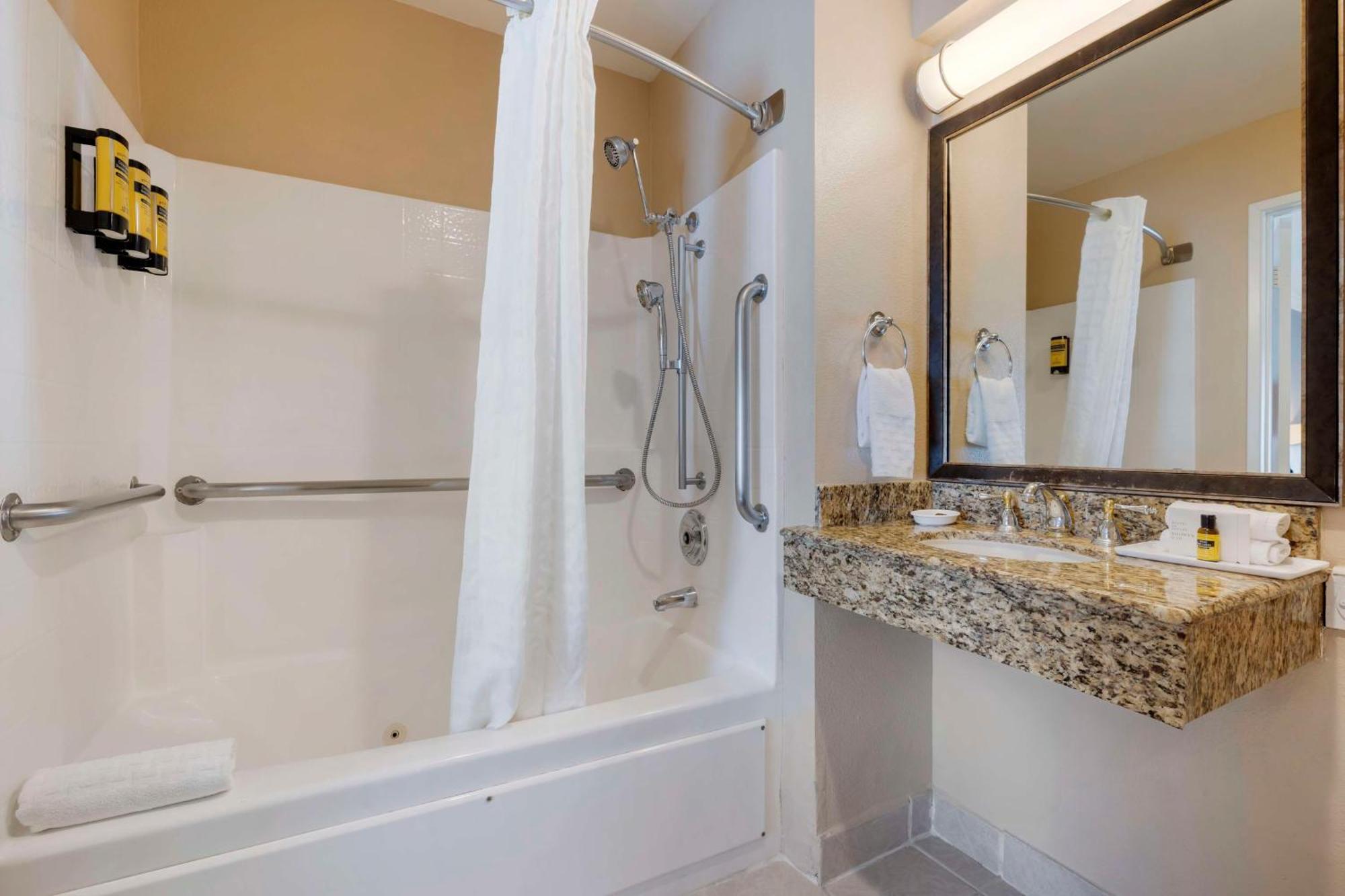 King Suite Sofa Bed Bath Tub Disability Access or Non-Smoking