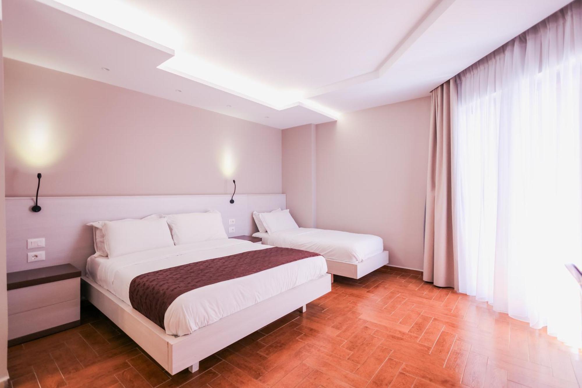 Superior Dreibettzimmer mit Balkon und seitlichem Meerblick