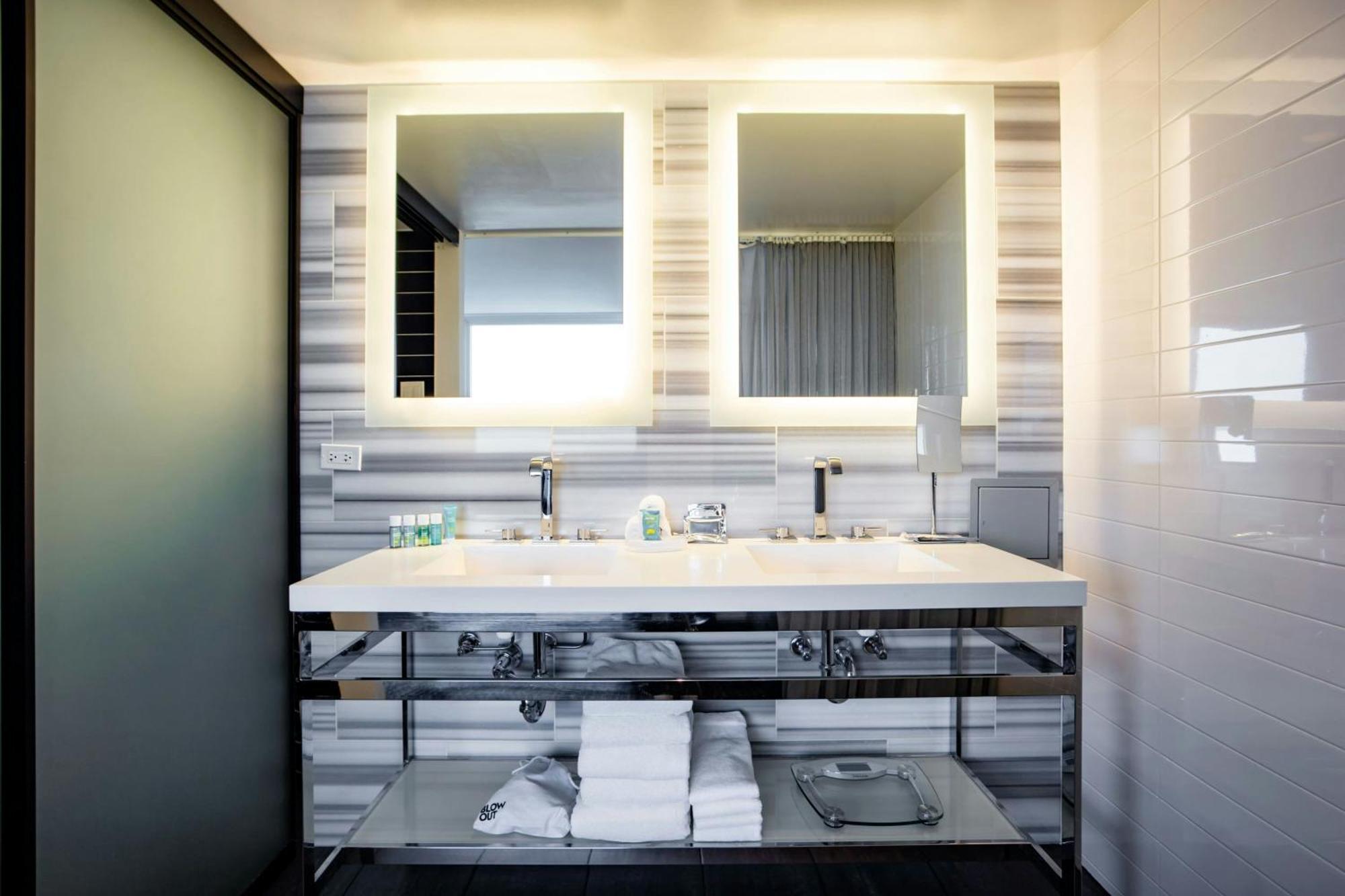 One-Bedroom King Suite with Lake View,1670701049:JPEG