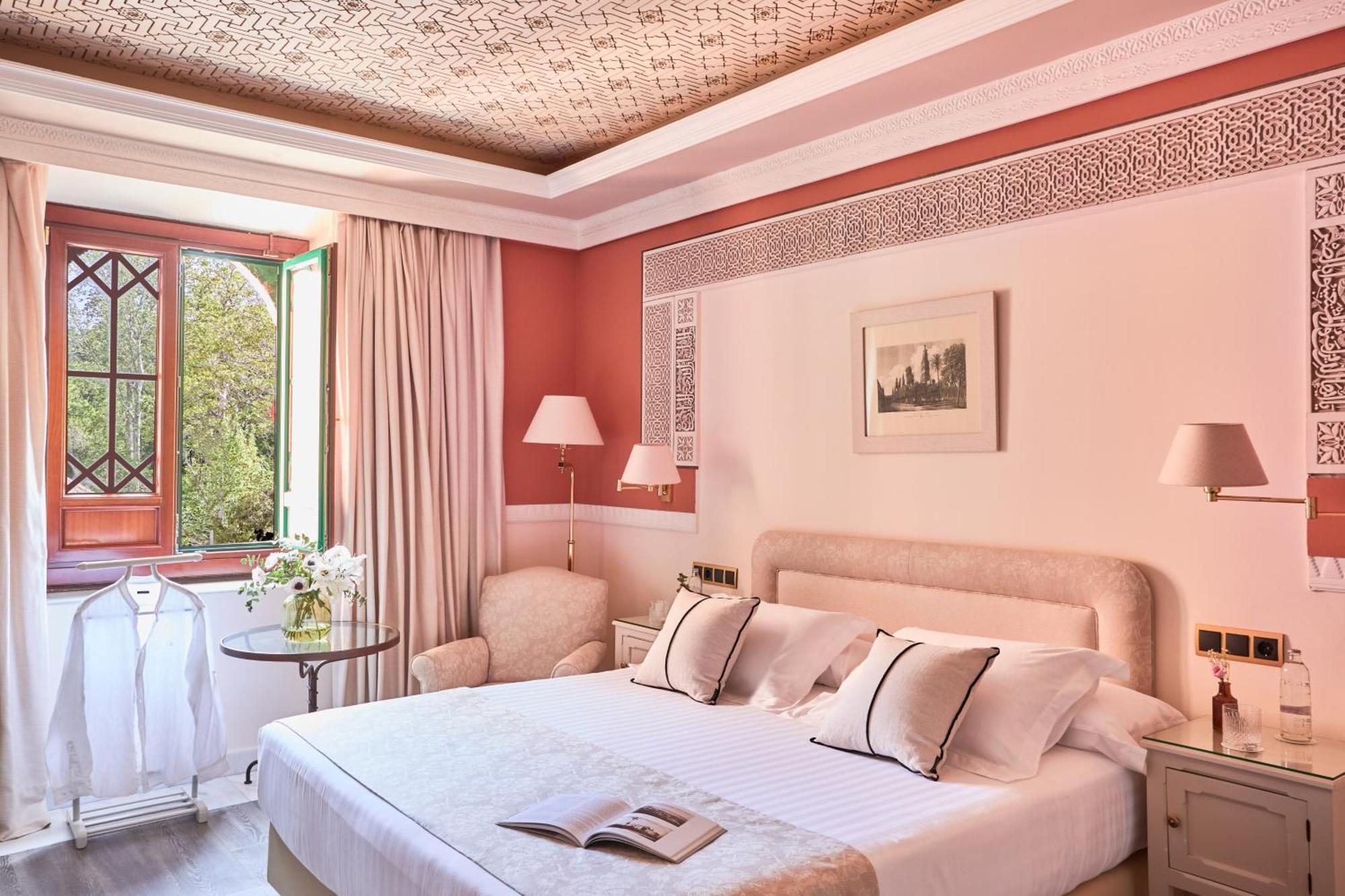 Classic Queen Room with Exterior View,1543920136:JPEG