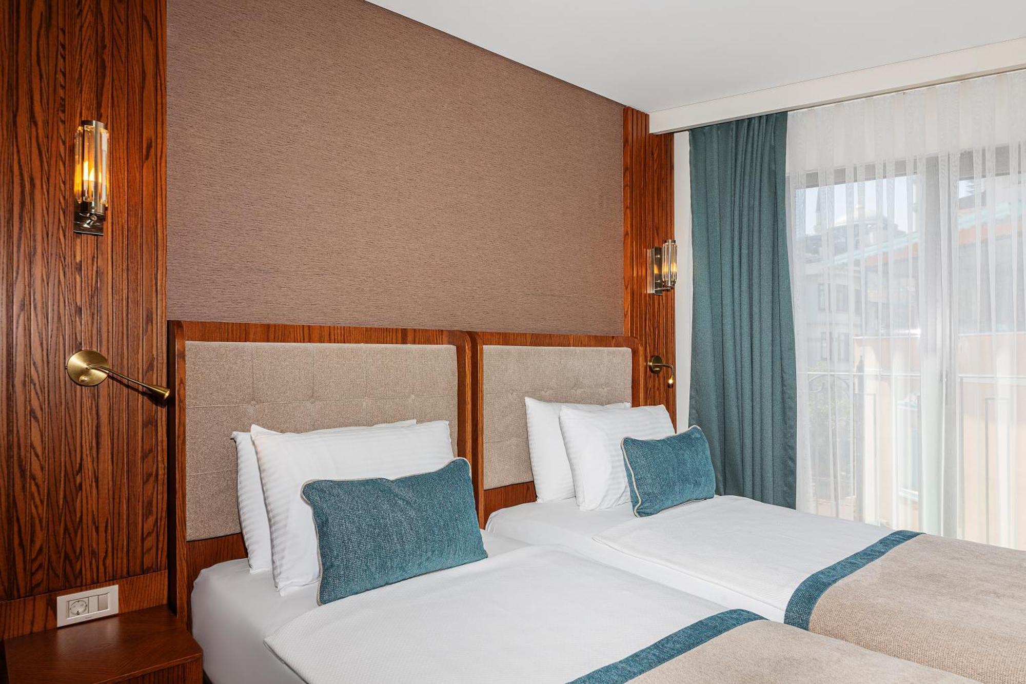 Family Room,1672571860:JPEG