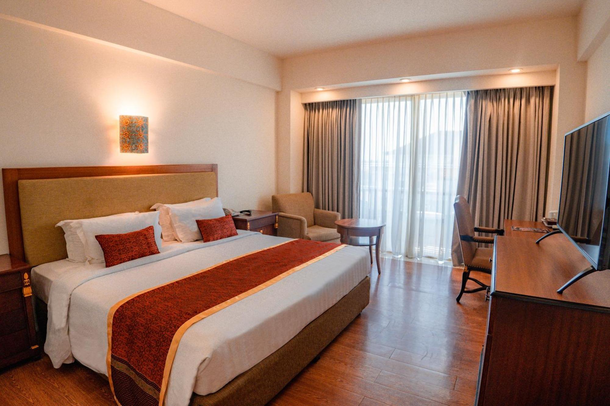 Deluxe Double or Twin Room Airport Transfer