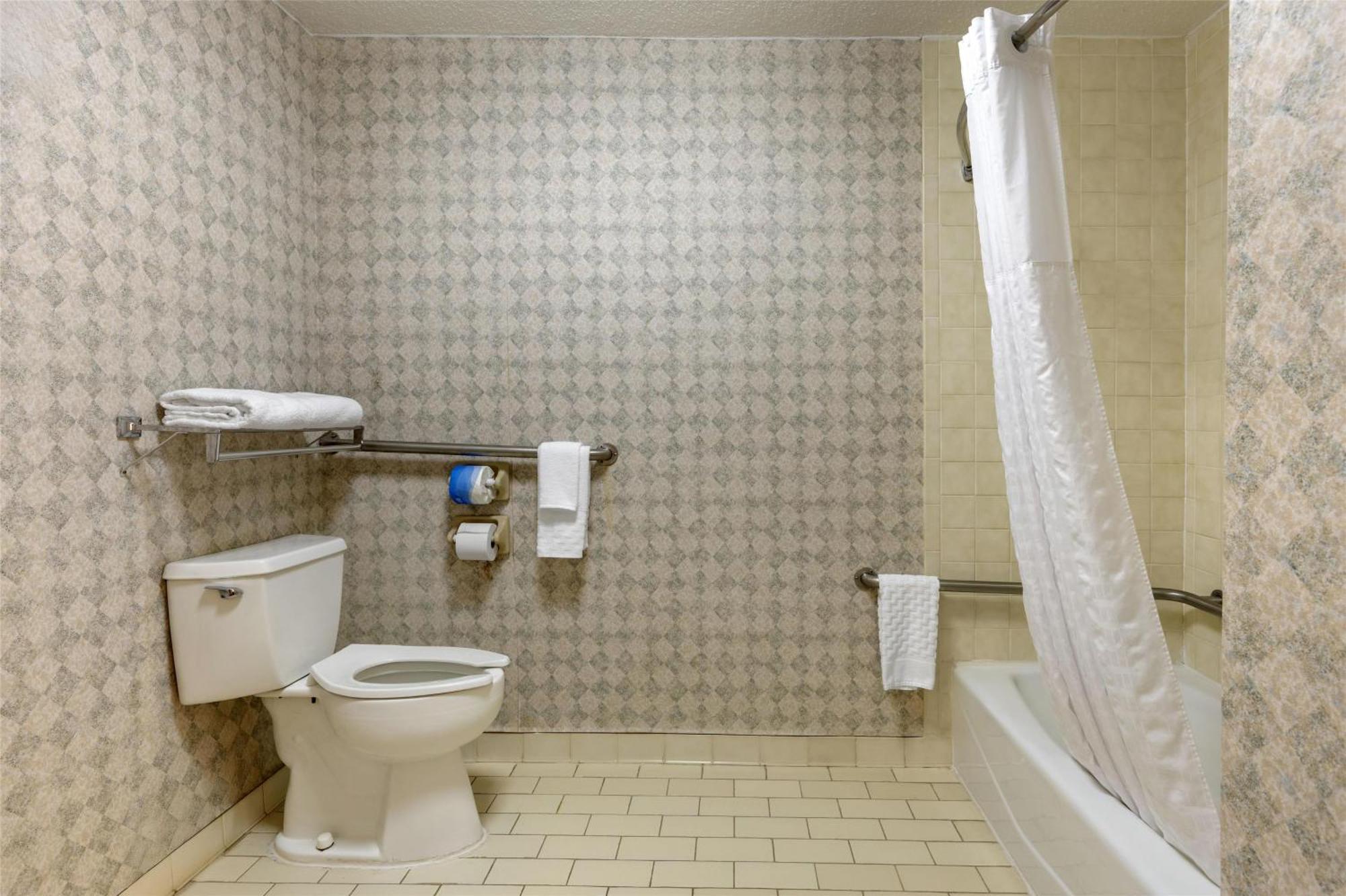 Double Room Bath Tub Mobility Accessible or Smoking,1681737585:JPEG