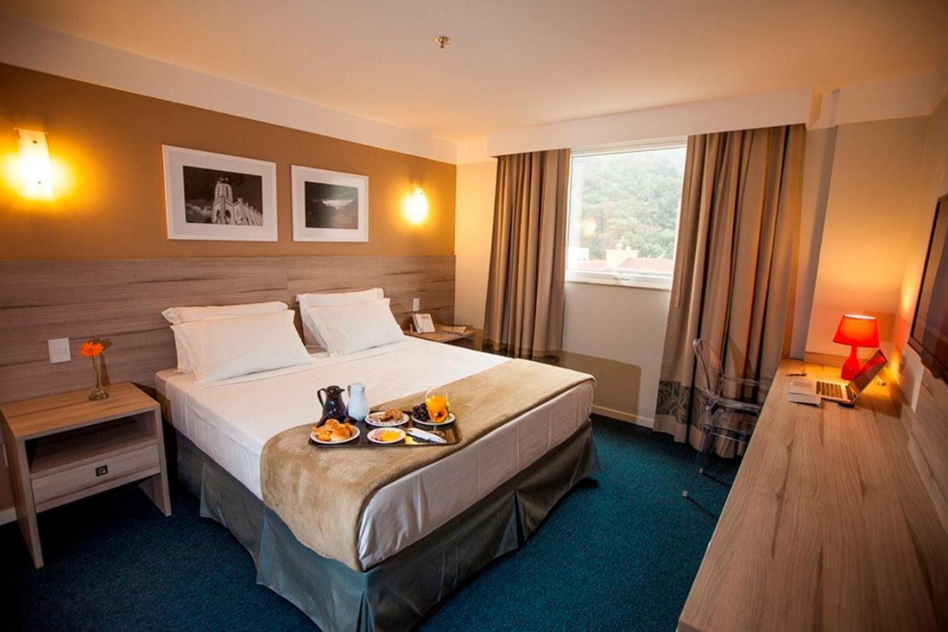 Standard Double - 1 Queen Bed