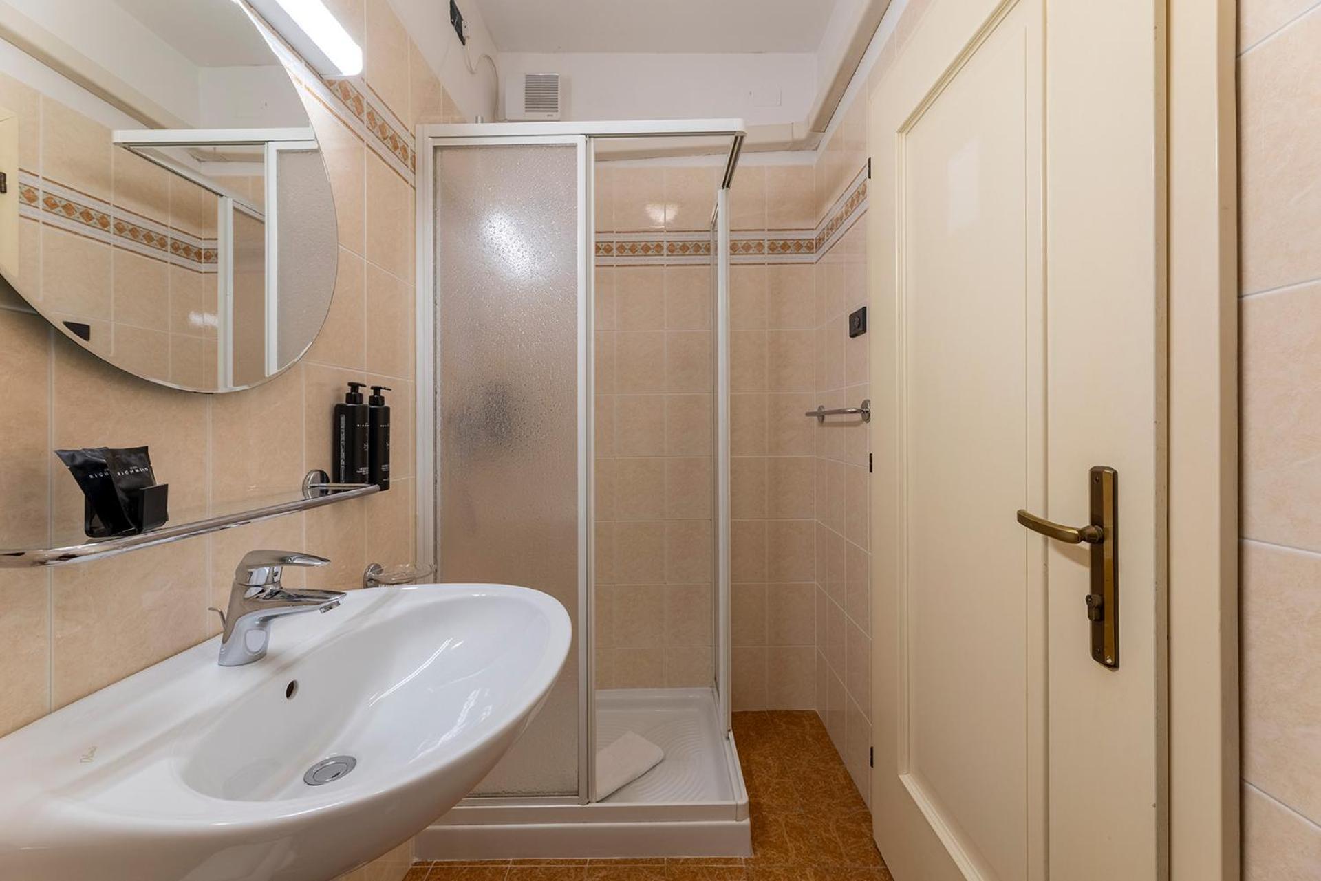 Deluxe Single Room with Balcony,1685063521:JPEG