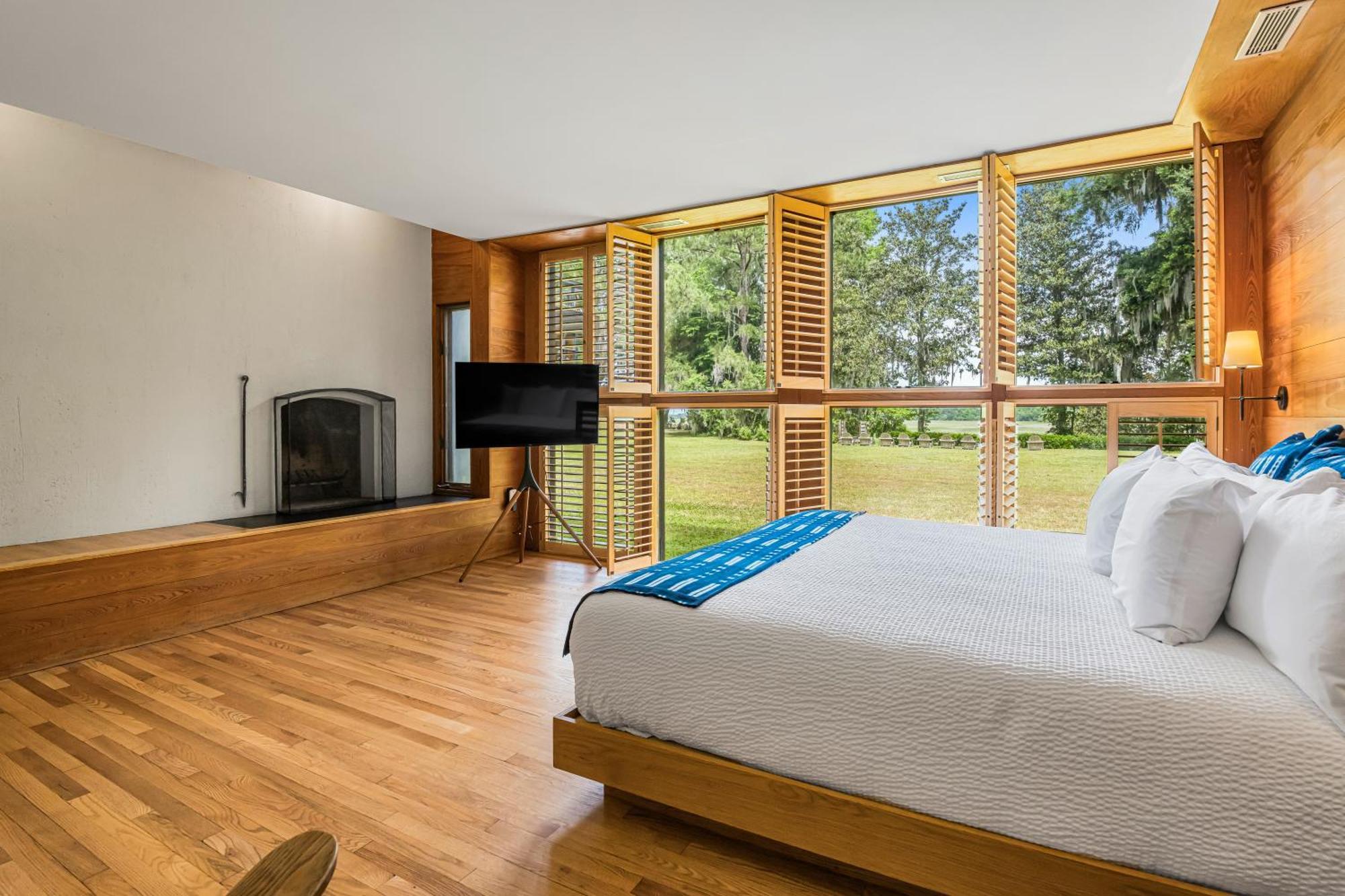 Zimmer mit Kingsize-Bett und Blick auf den Hof