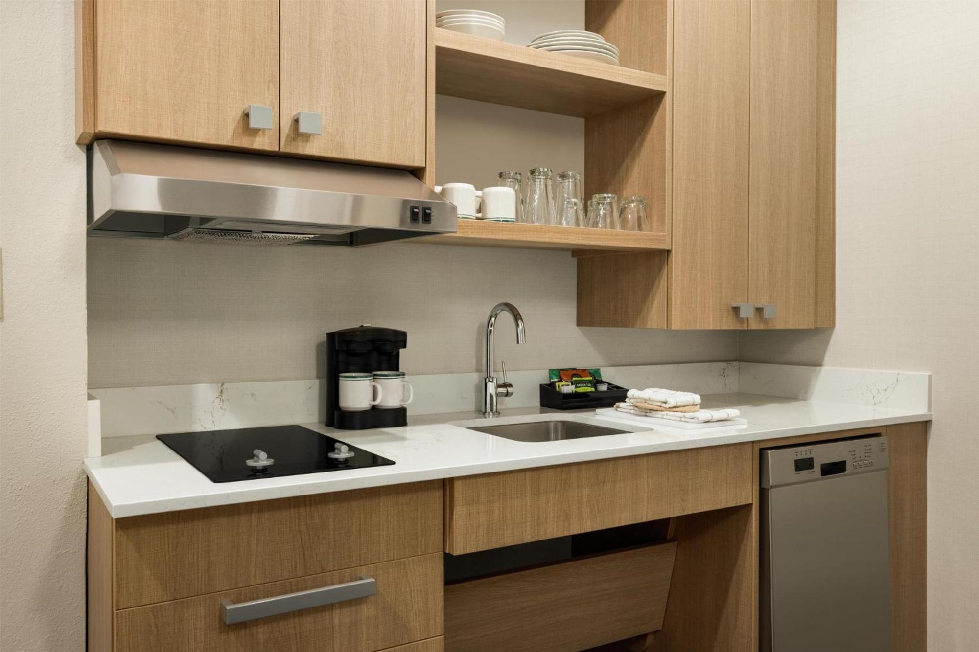 King Suite with Accessible Tub - Mobility and Hearing Access/Non-Smoking