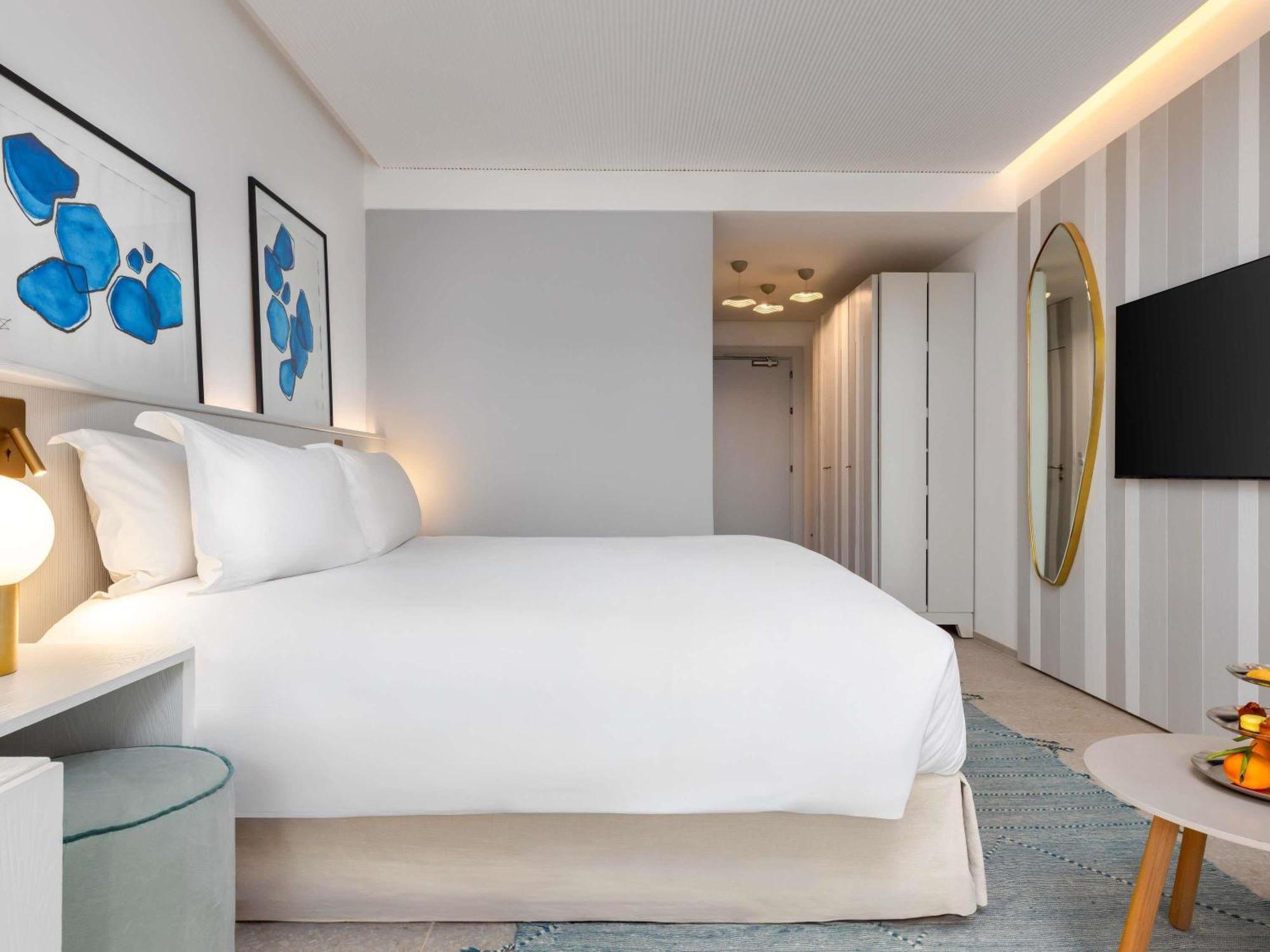 Luxury Queen Room with Garden View