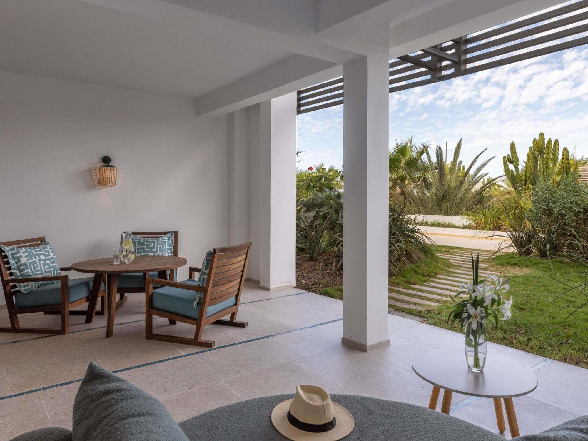 Junior King Suite with Terrace and Pool & Sea View