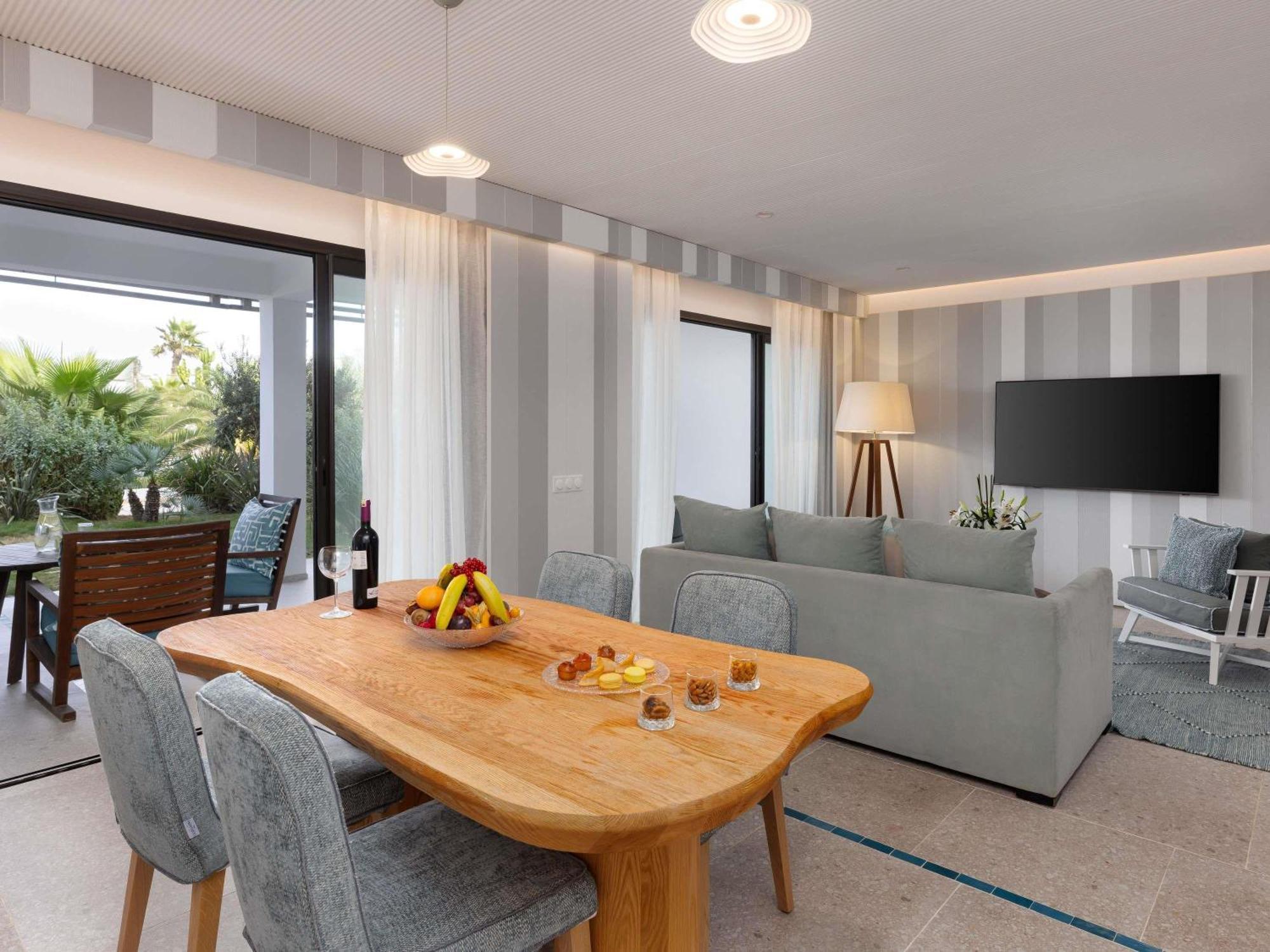 Prestige King Suite with Terrace and Pool & Sea View