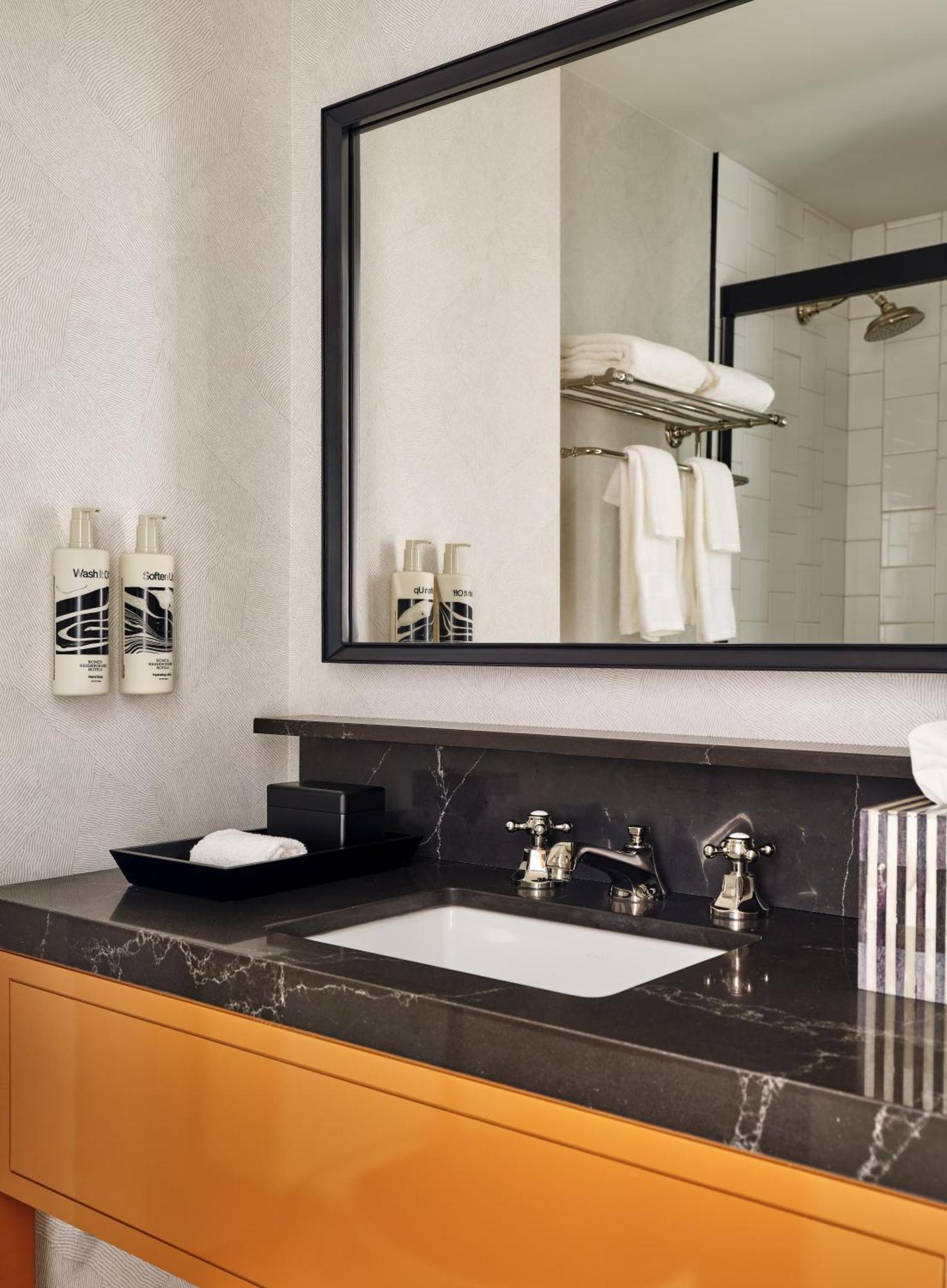 Zimmer mit Kingsize-Bett - Barrierefrei/befahrbare Dusche