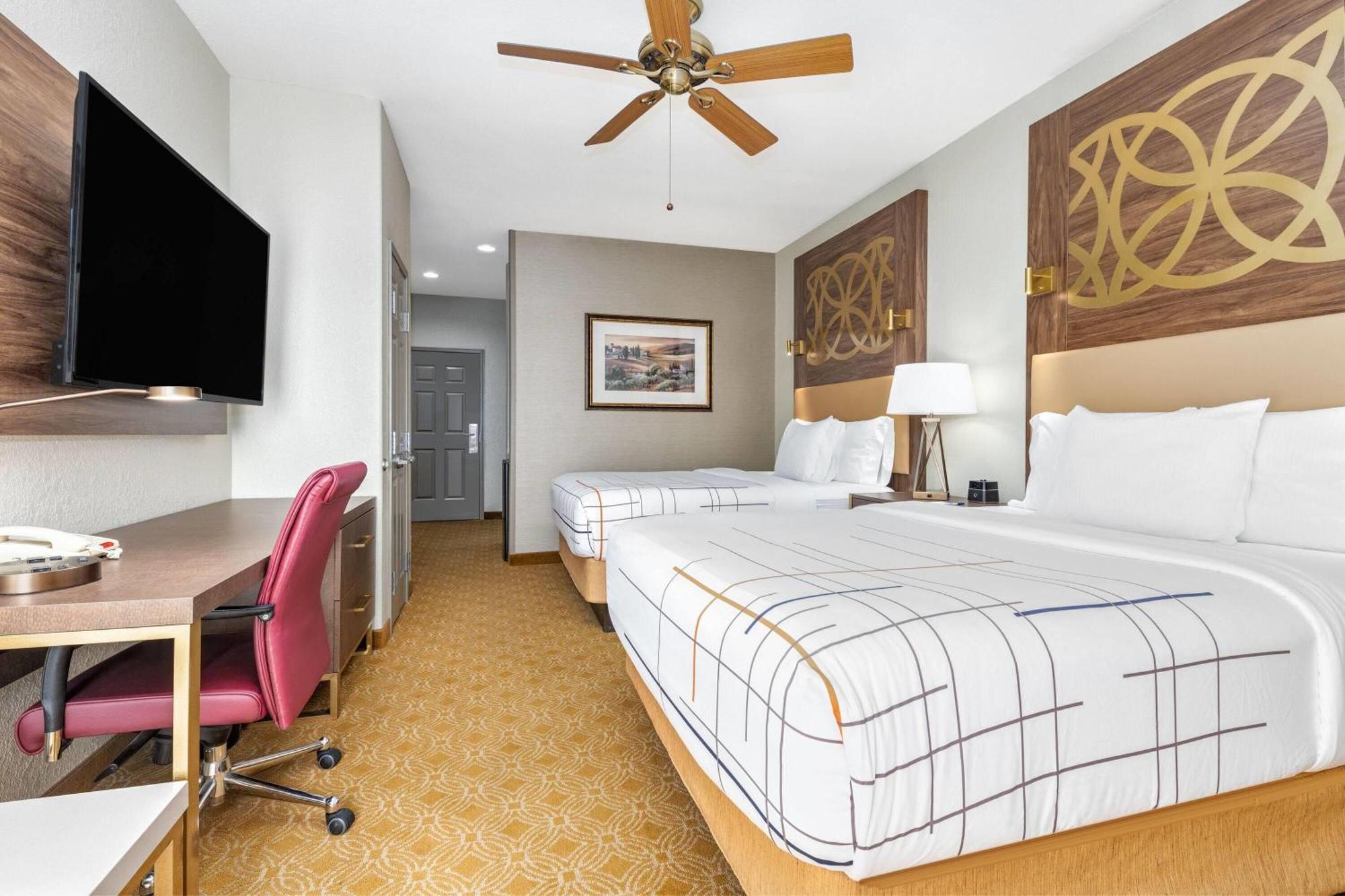 Two Queen Beds Balcony or Patio Lake View Lower Floor