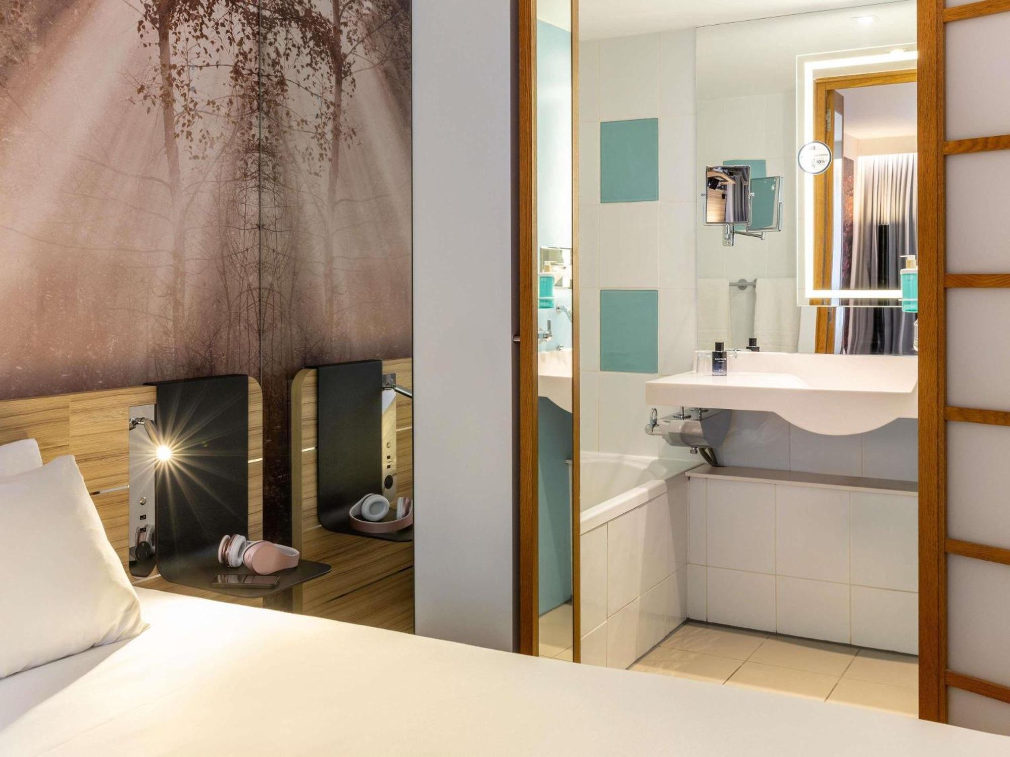 Habitación Estándar con cama grande y sofá
