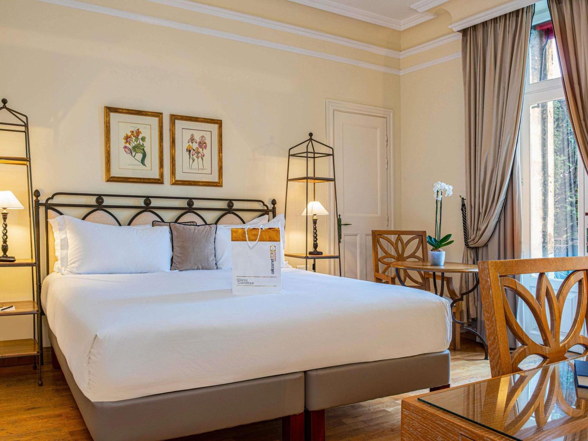 Junior King Suite with Single Sofa Bed,1716978145:JPEG