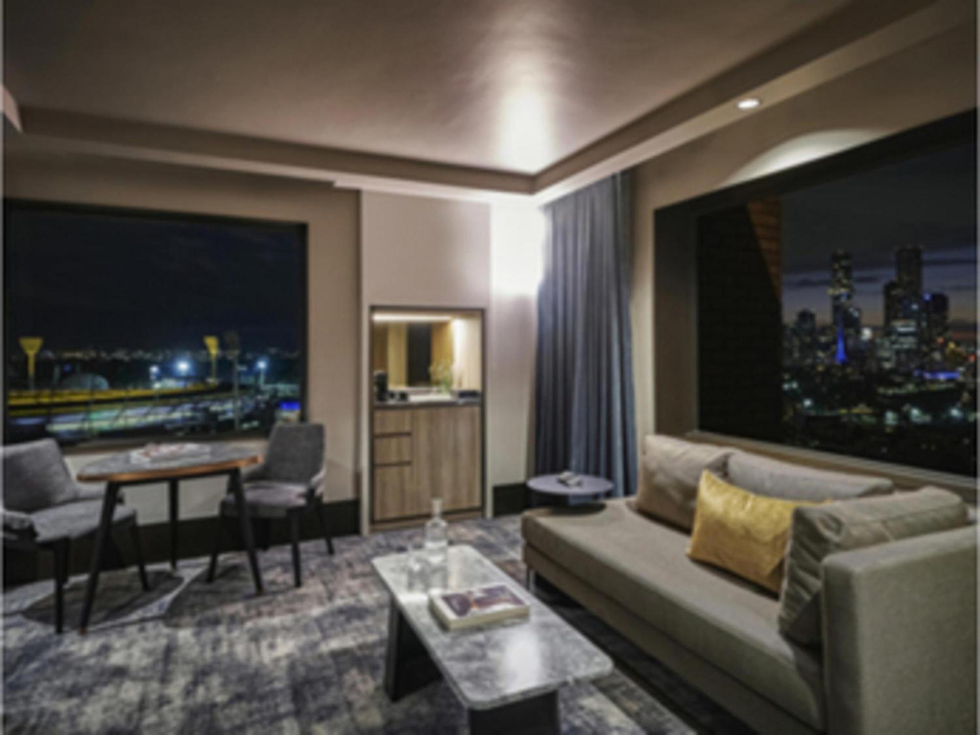 Deluxe Executive Suite with One King Bed and Lounge Access - High Floor Views
