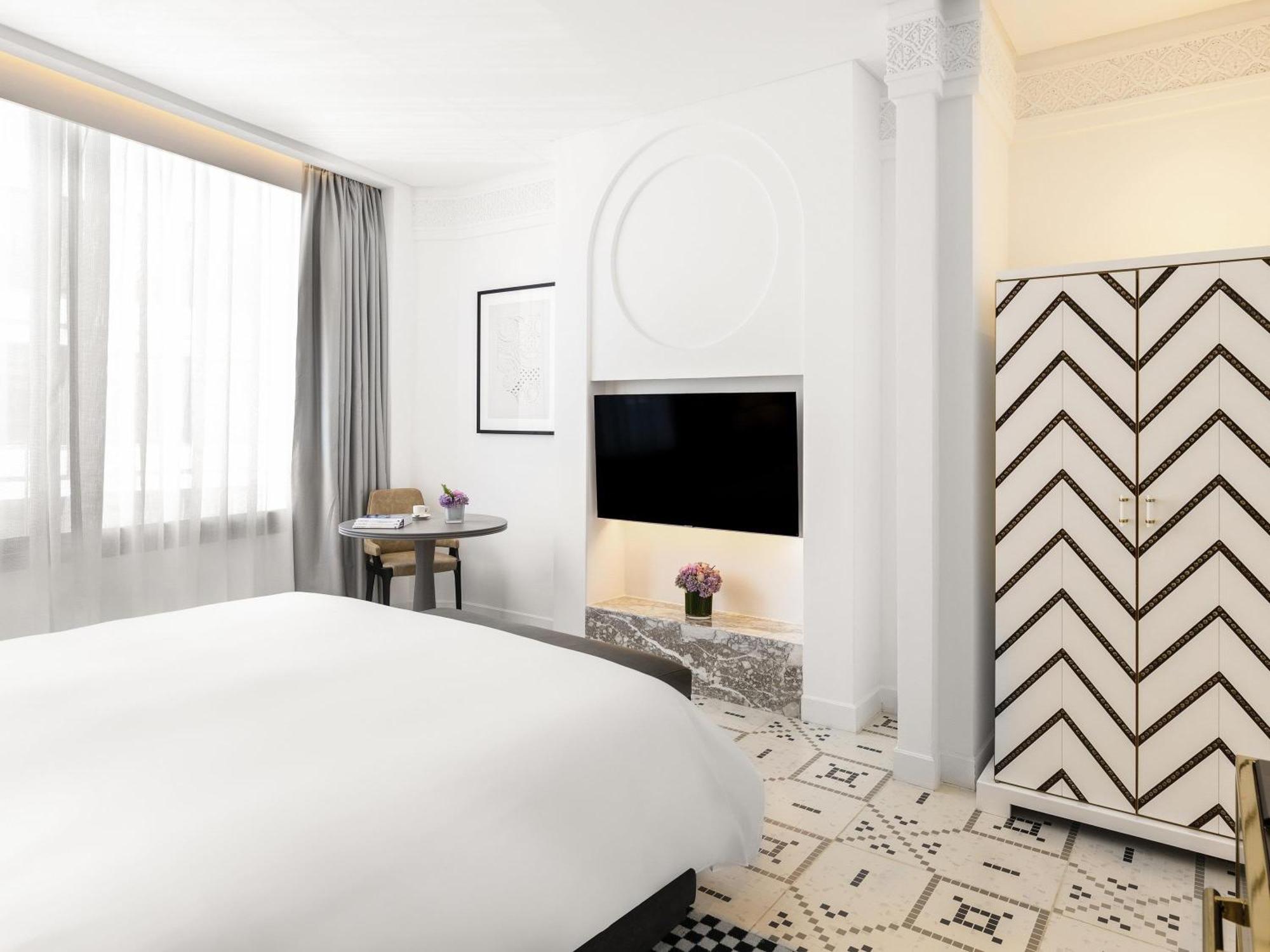 Fairmont Room with One King Bed
