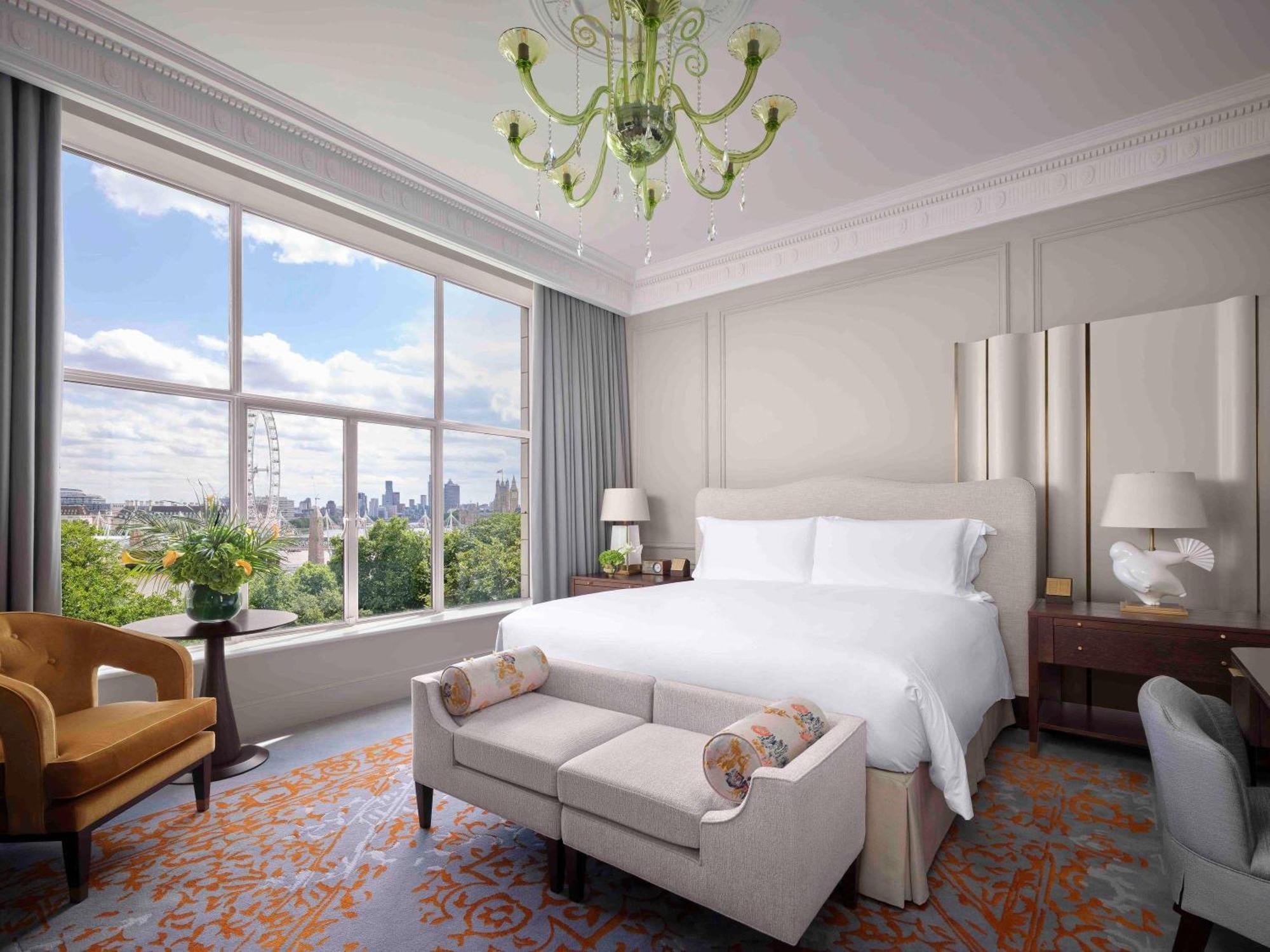 Habitación de lujo con cama extragrande y vistas al río
