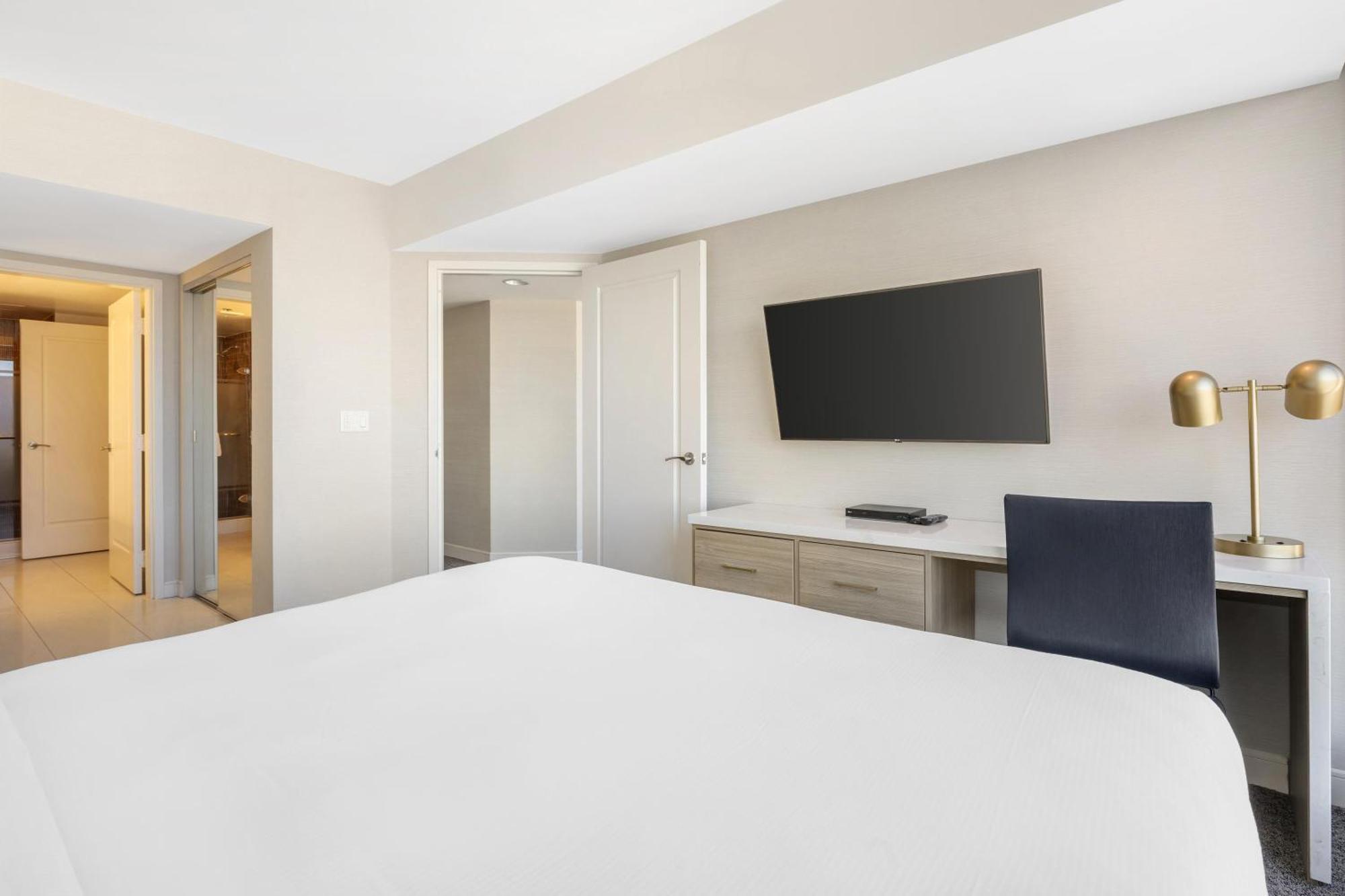 Junior King Suite with Sofa Bed,1730022072:JPEG