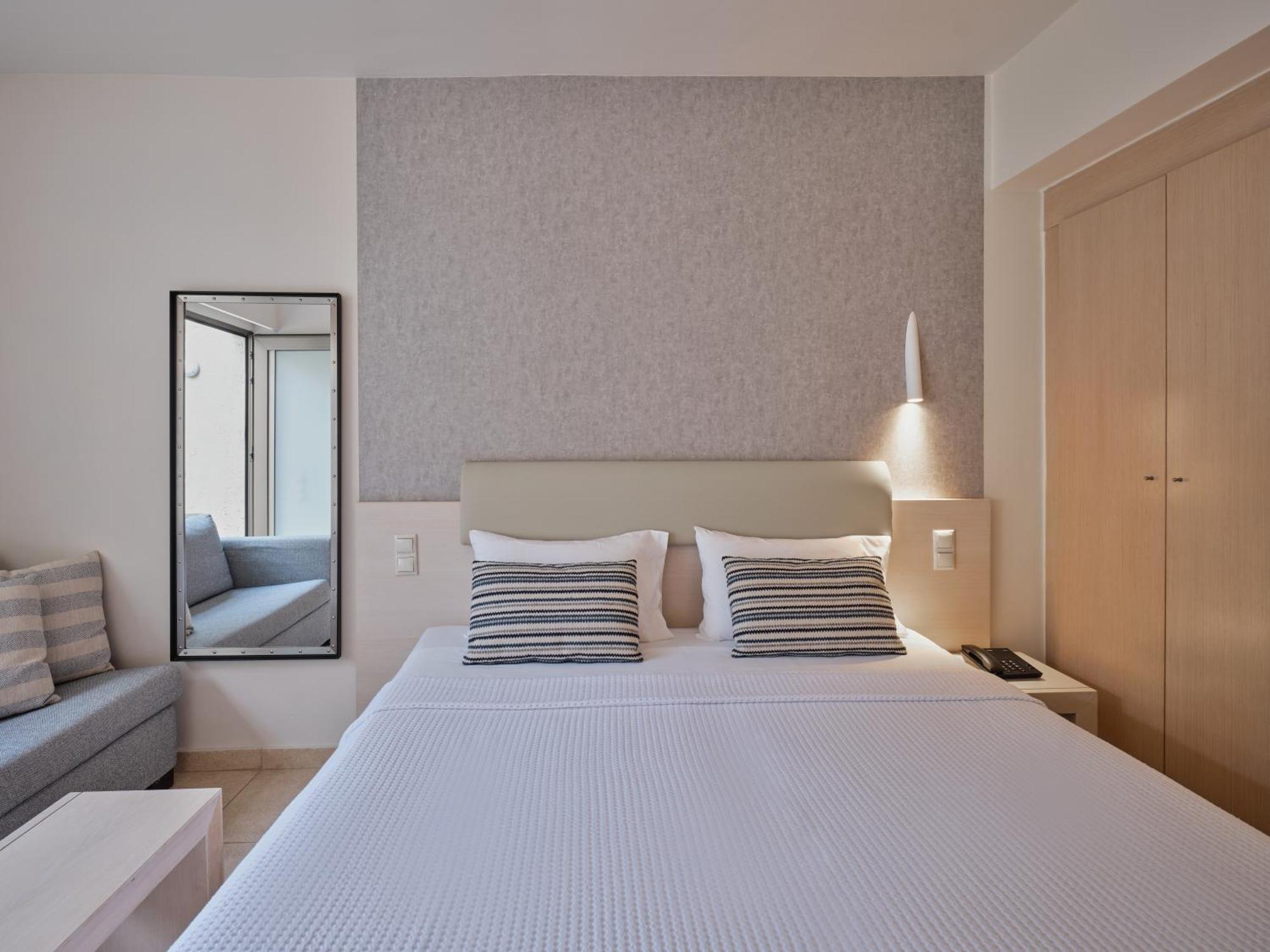 Appartamentino su Due Livelli con 2 Camere da Letto e Vista Piscina