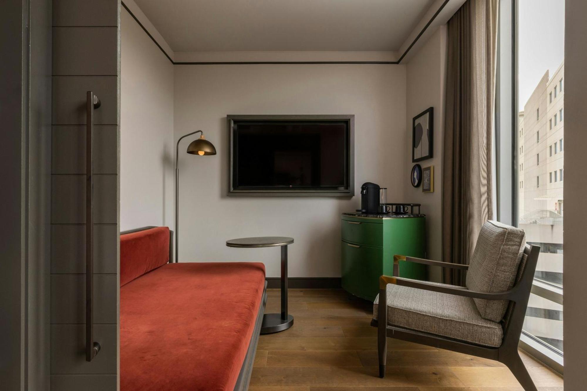 One-Bedroom Parlor Suite with One King Bed and City View,1731713299:JPEG