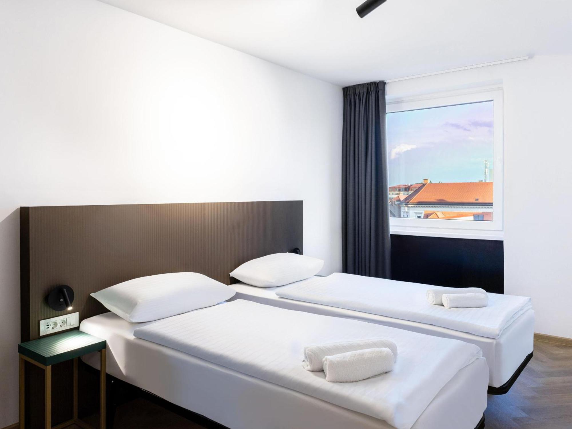 Twin Room,1742592081:JPEG