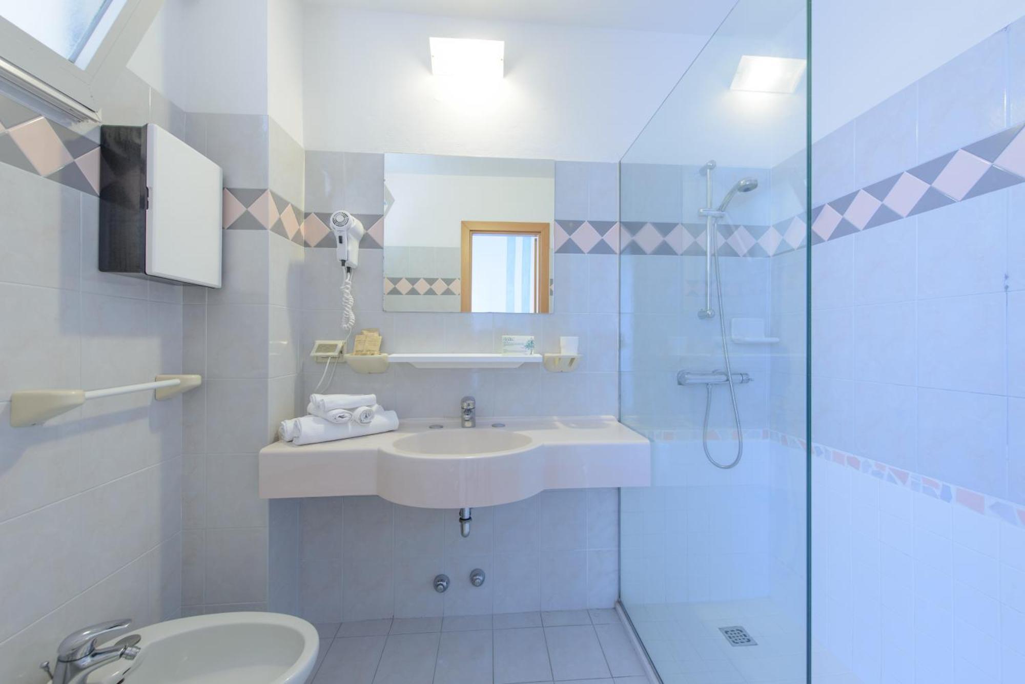 Triple Room,1742634561:JPEG