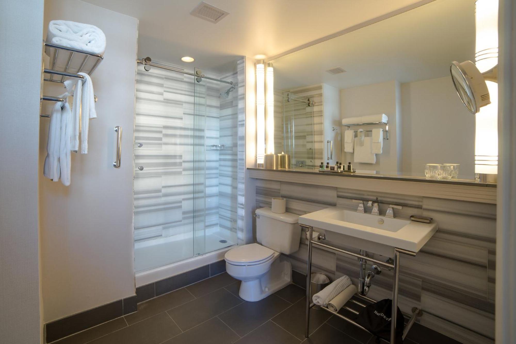 One-Bedroom Suite with Kitchenette and Sofa Bed,1742674590:JPEG