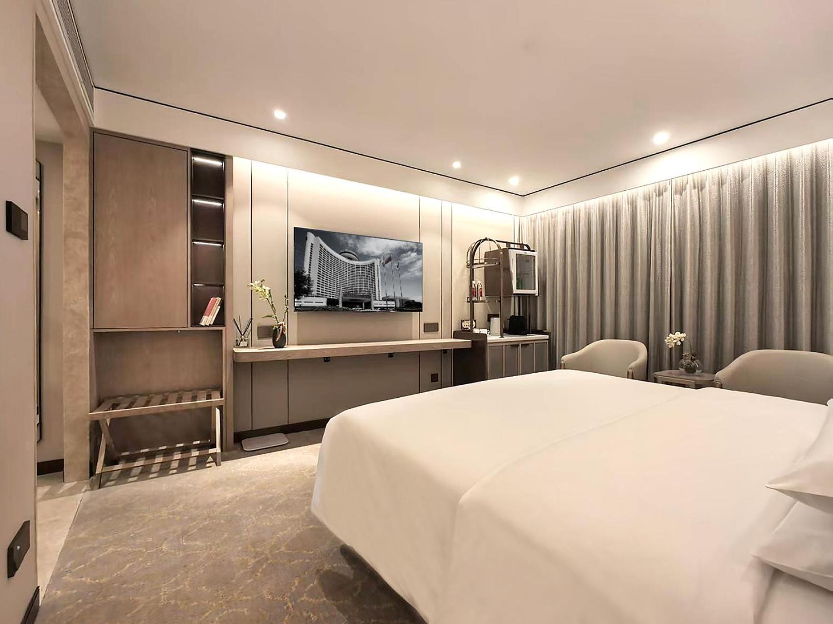Deluxe King Bed Shower Only Room